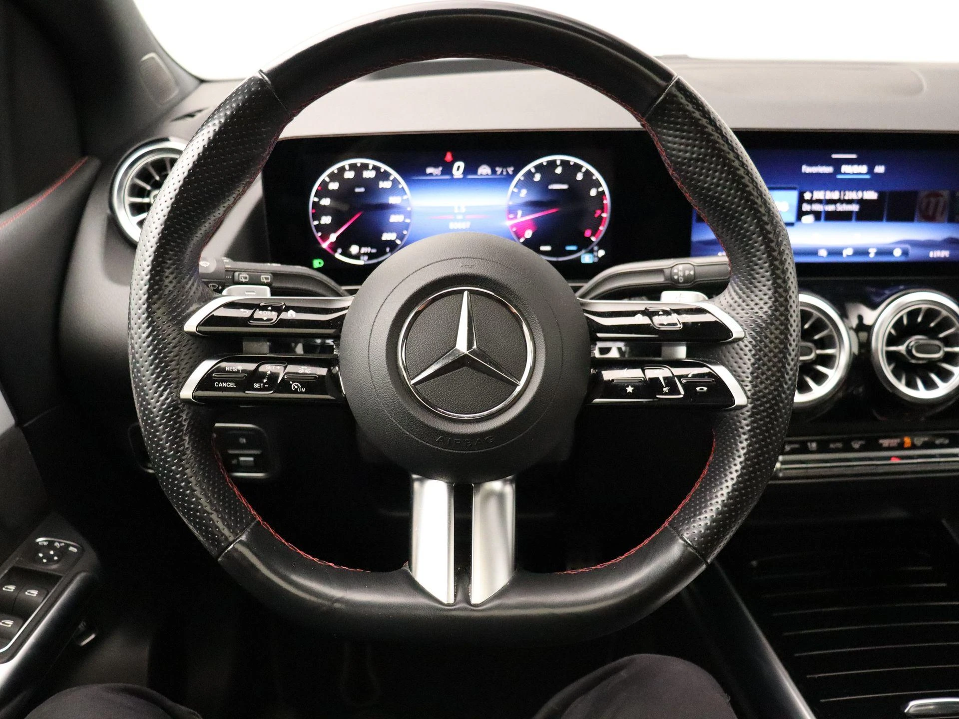 Mercedes-Benz-B-Klasse-image-13