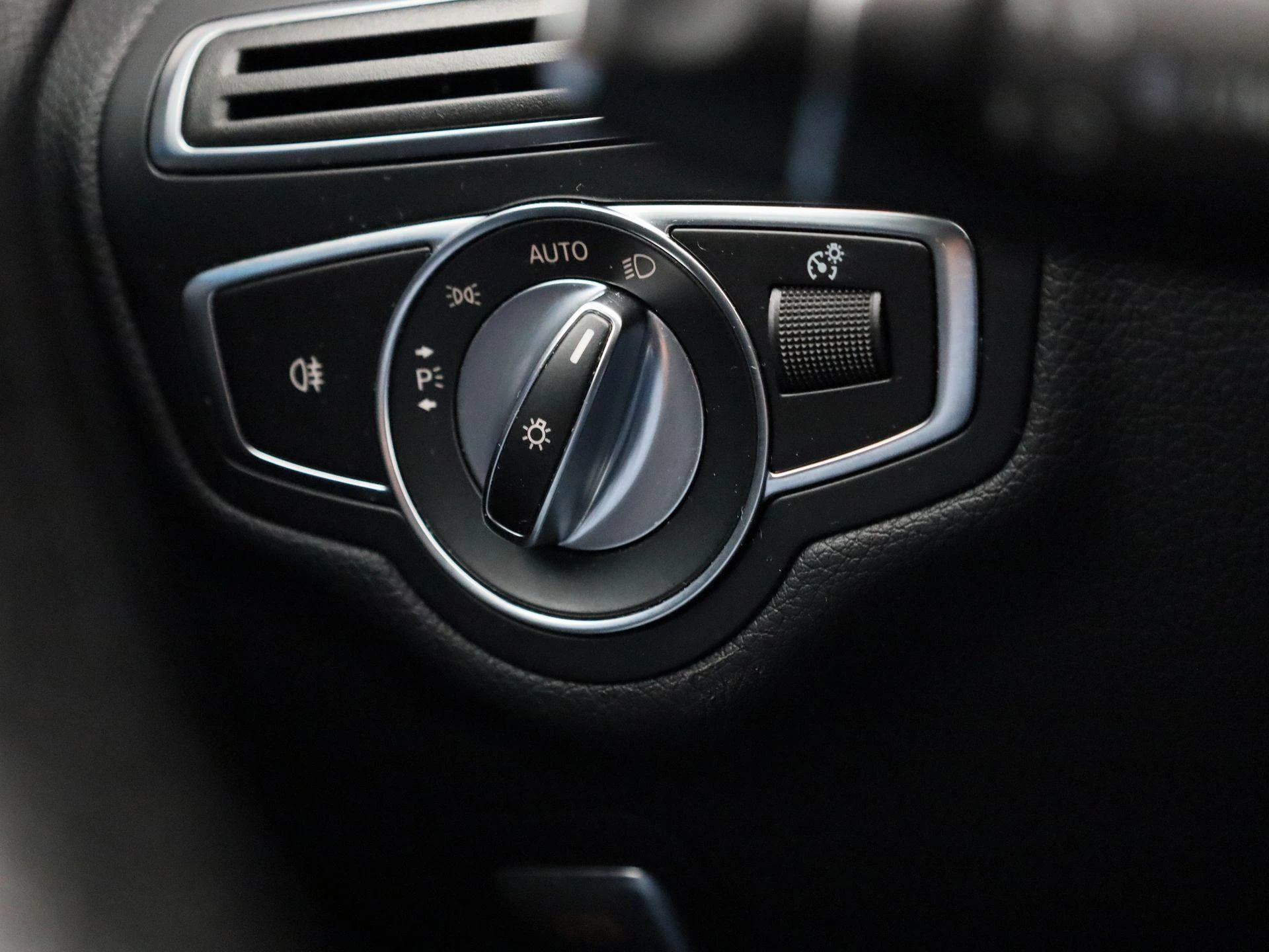 Mercedes-Benz-C-Klasse-image-28