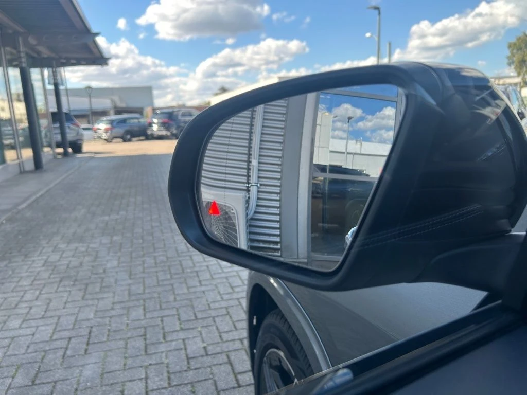 Mercedes-Benz-GLA 200 d-image-18
