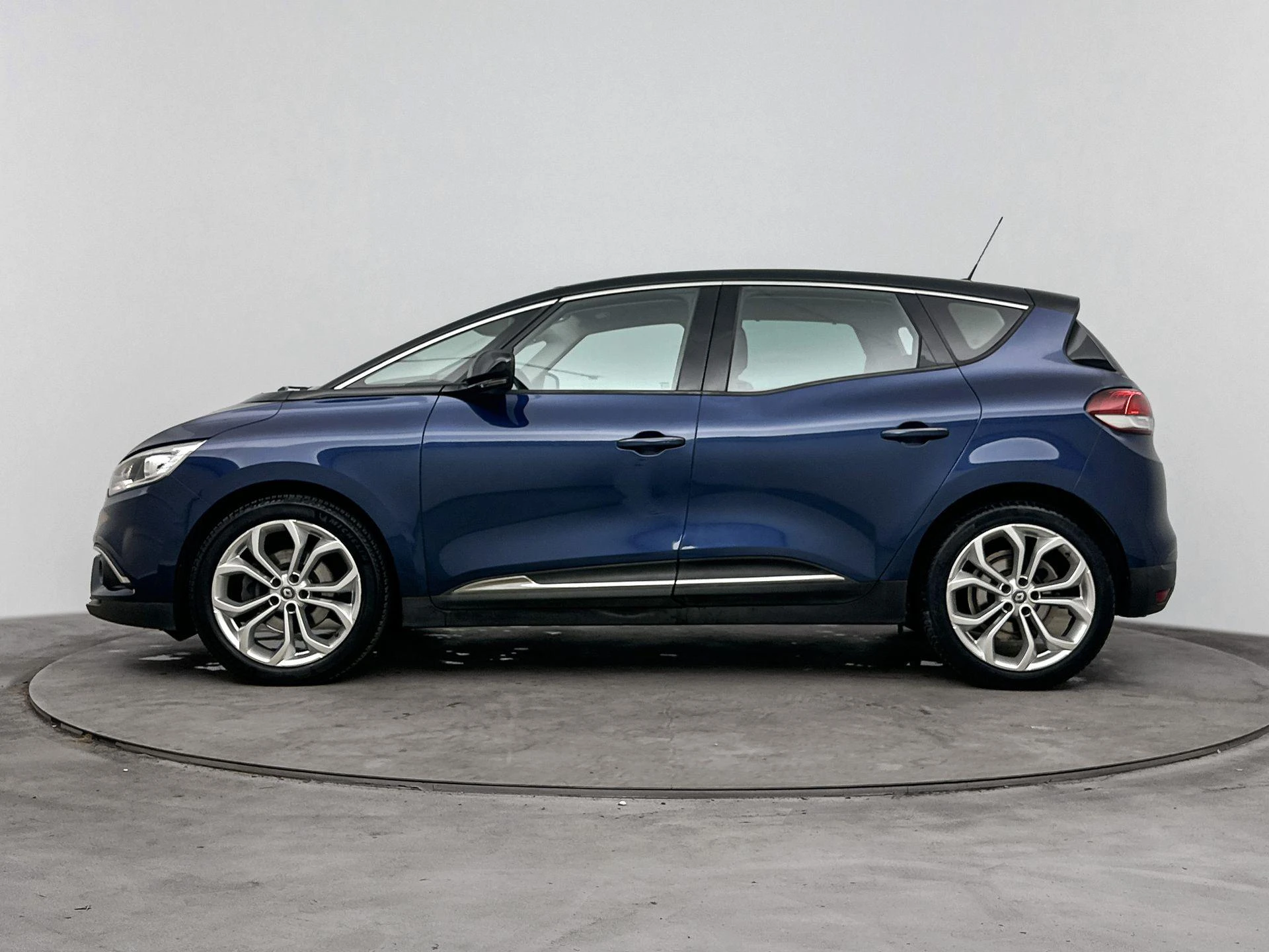 Renault-Scénic-image-1