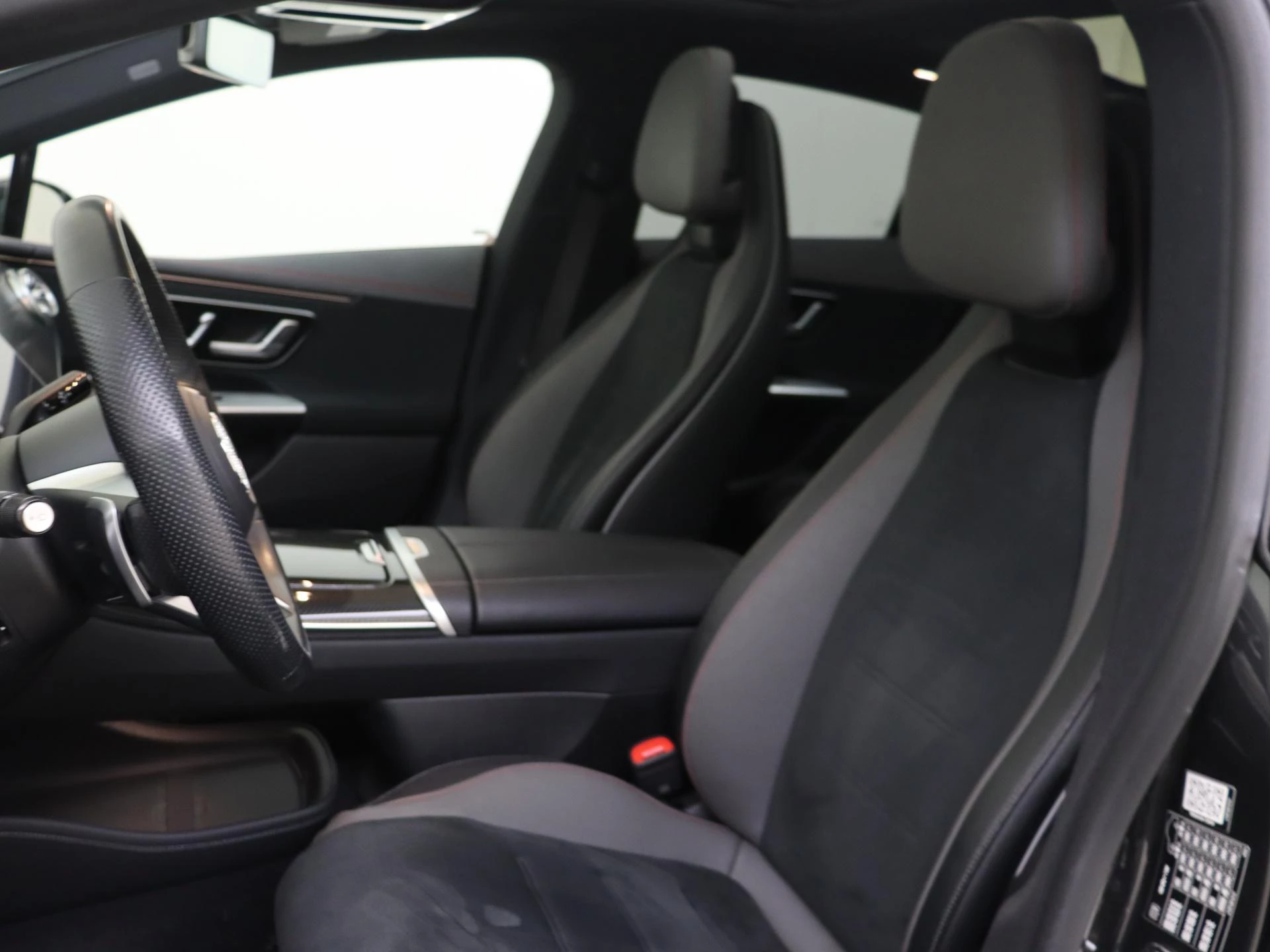 Mercedes-Benz-EQE-image-10