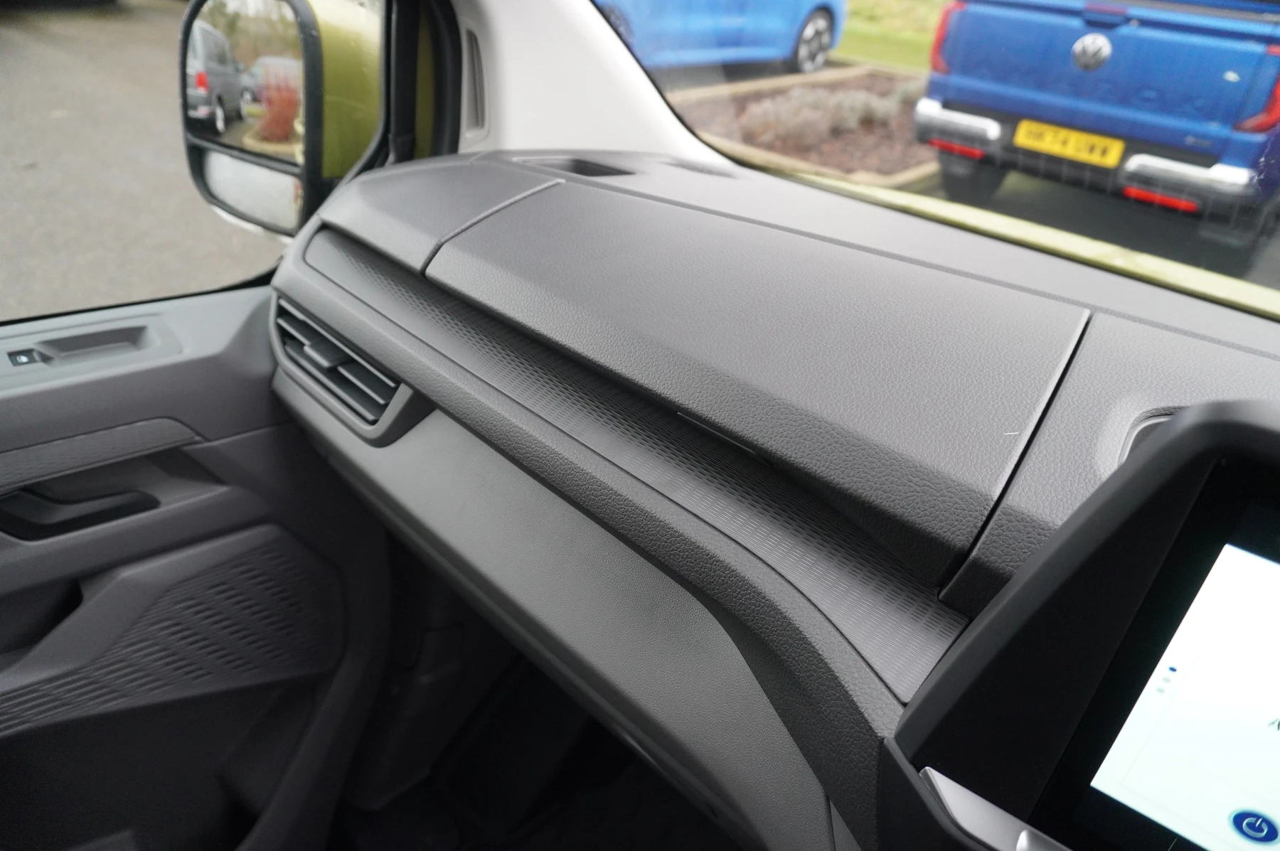 Volkswagen-Transporter-image-43