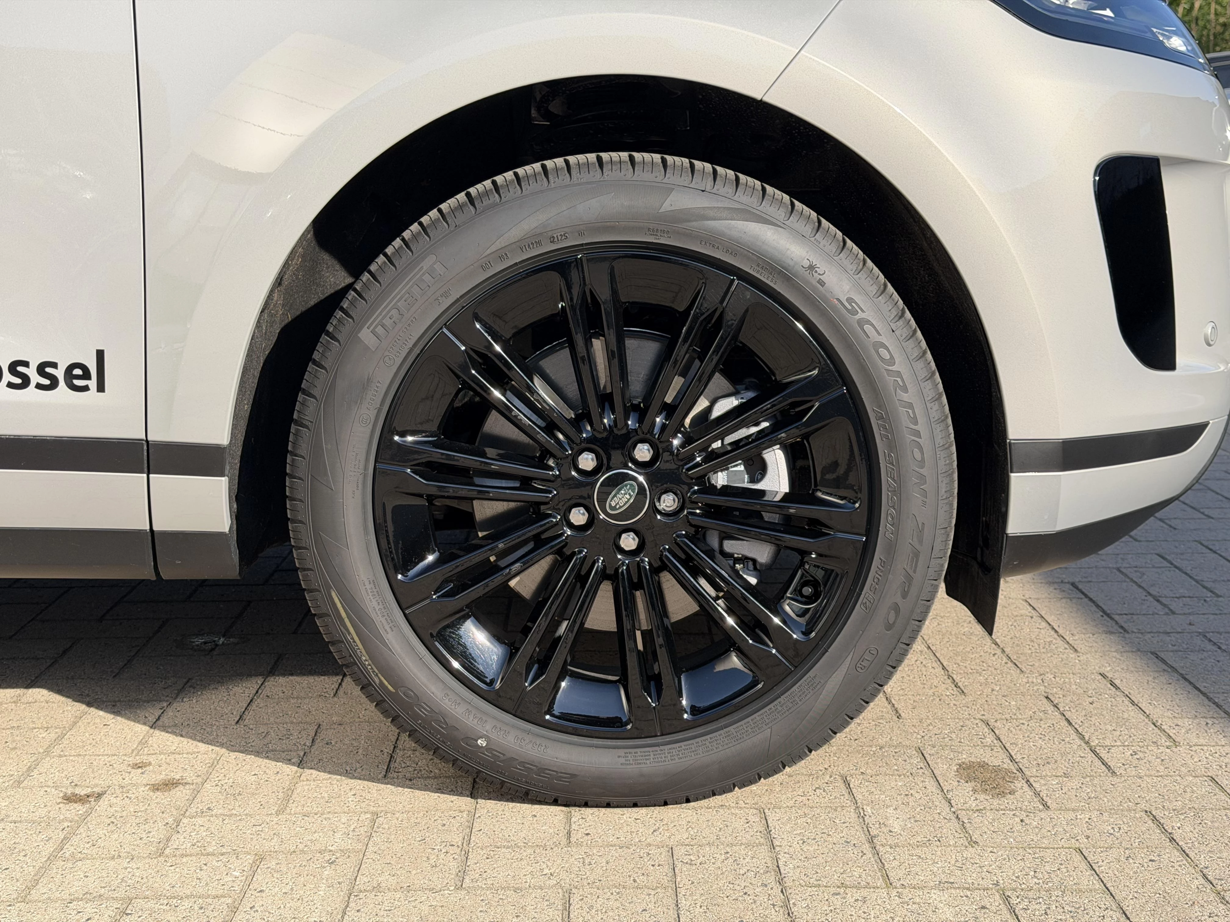 Land Rover-Range Rover Evoque-image-27