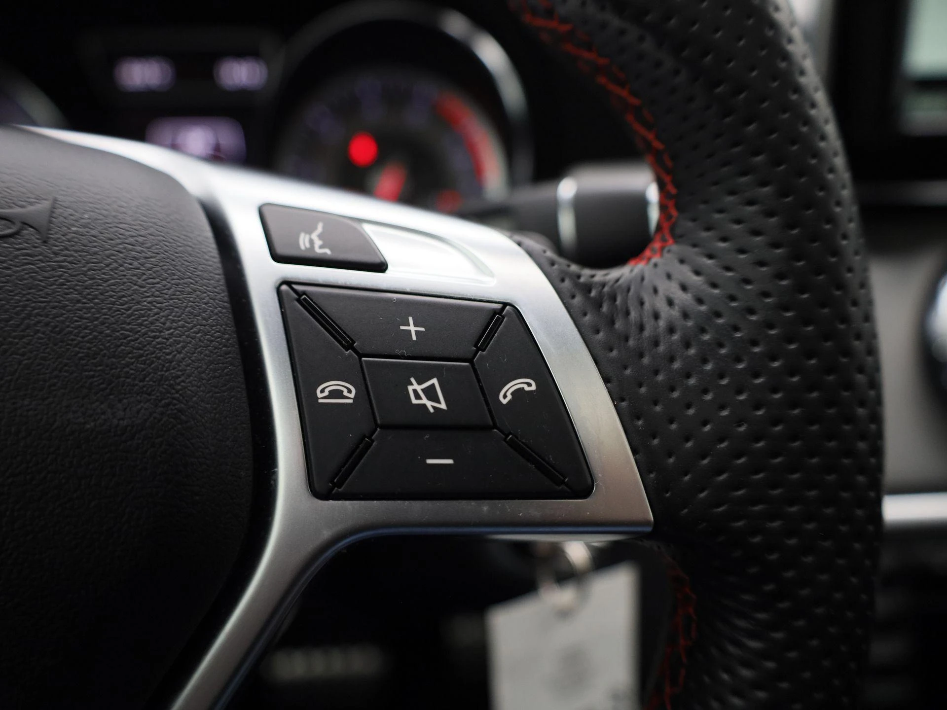 Mercedes-Benz-GLA-image-14