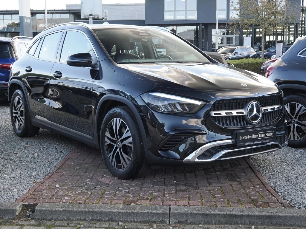 Mercedes-Benz-GLA 200 d-image-4