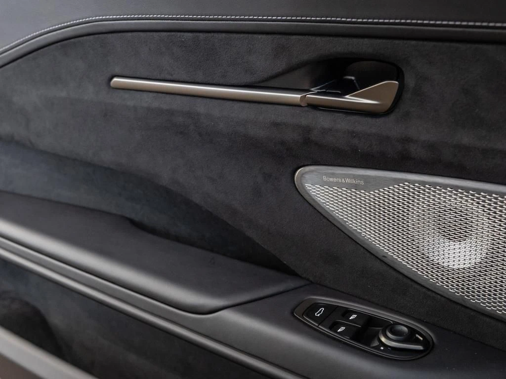 Aston Martin-V8 Vantage-image-21