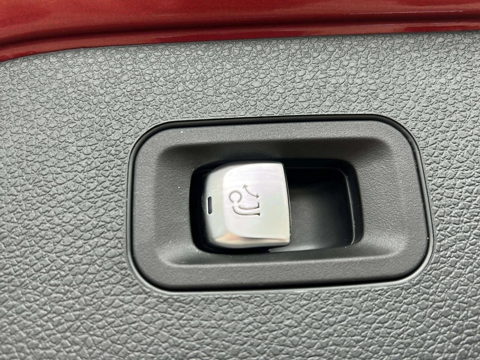 Mercedes-Benz-EQC-image-20