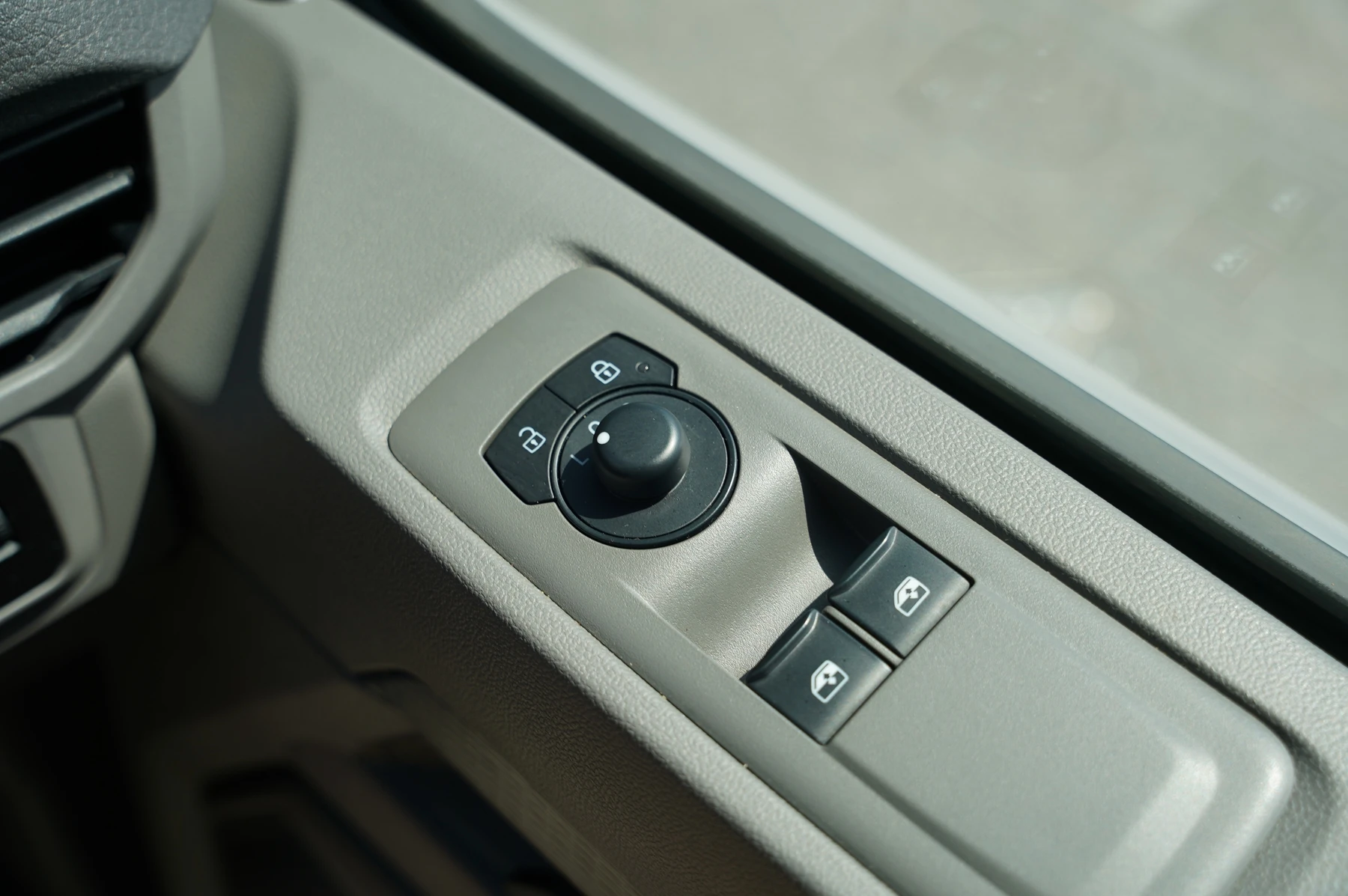 Volkswagen-Transporter-image-16