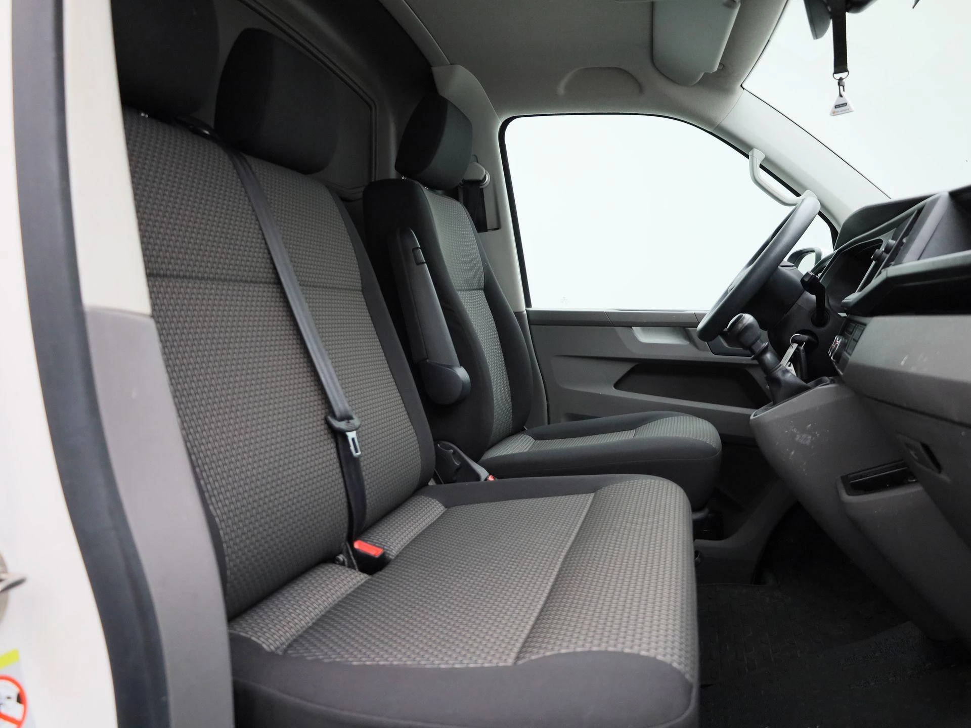Volkswagen-Transporter-image-34