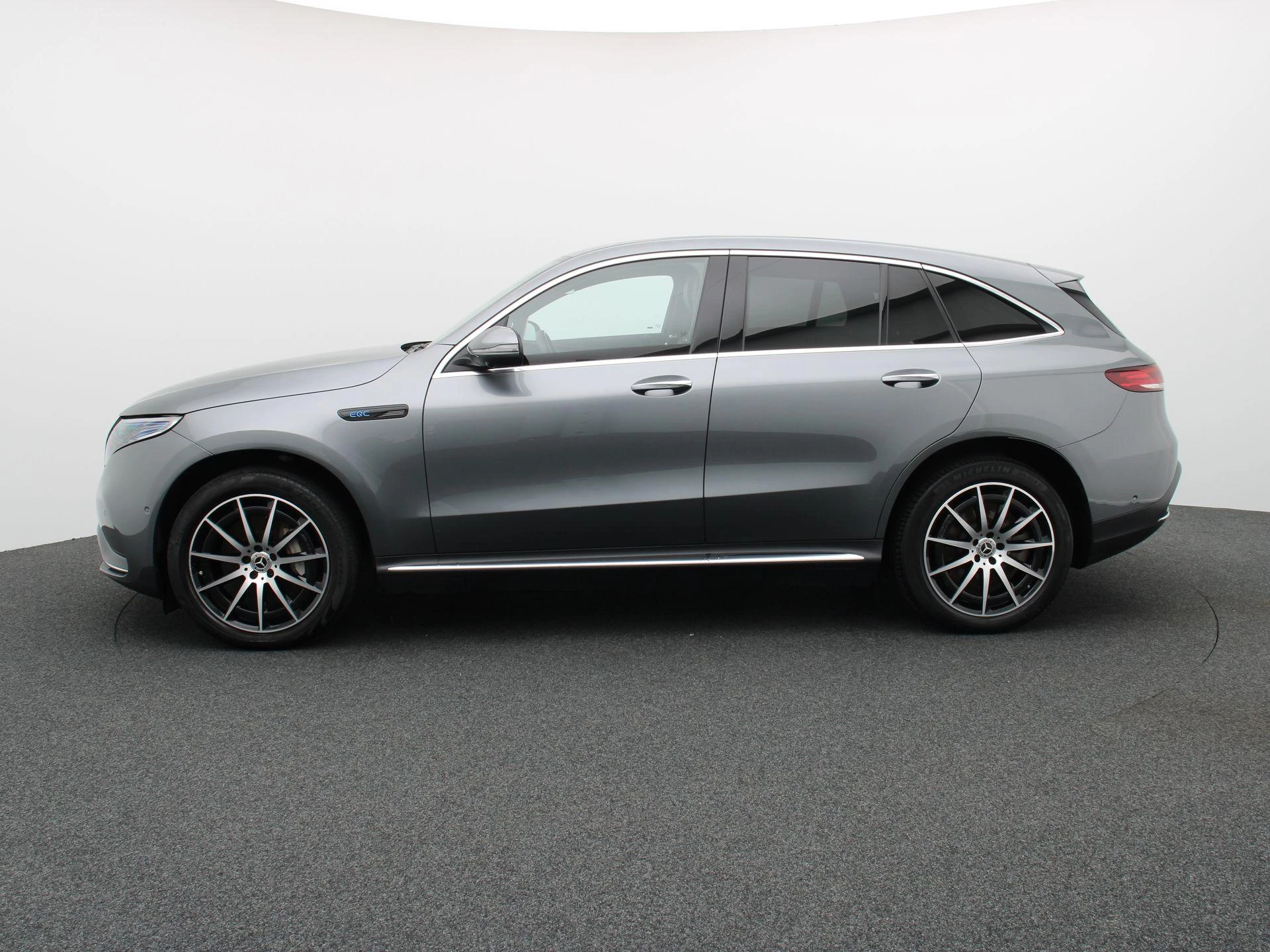 Mercedes-Benz-EQC-image-3