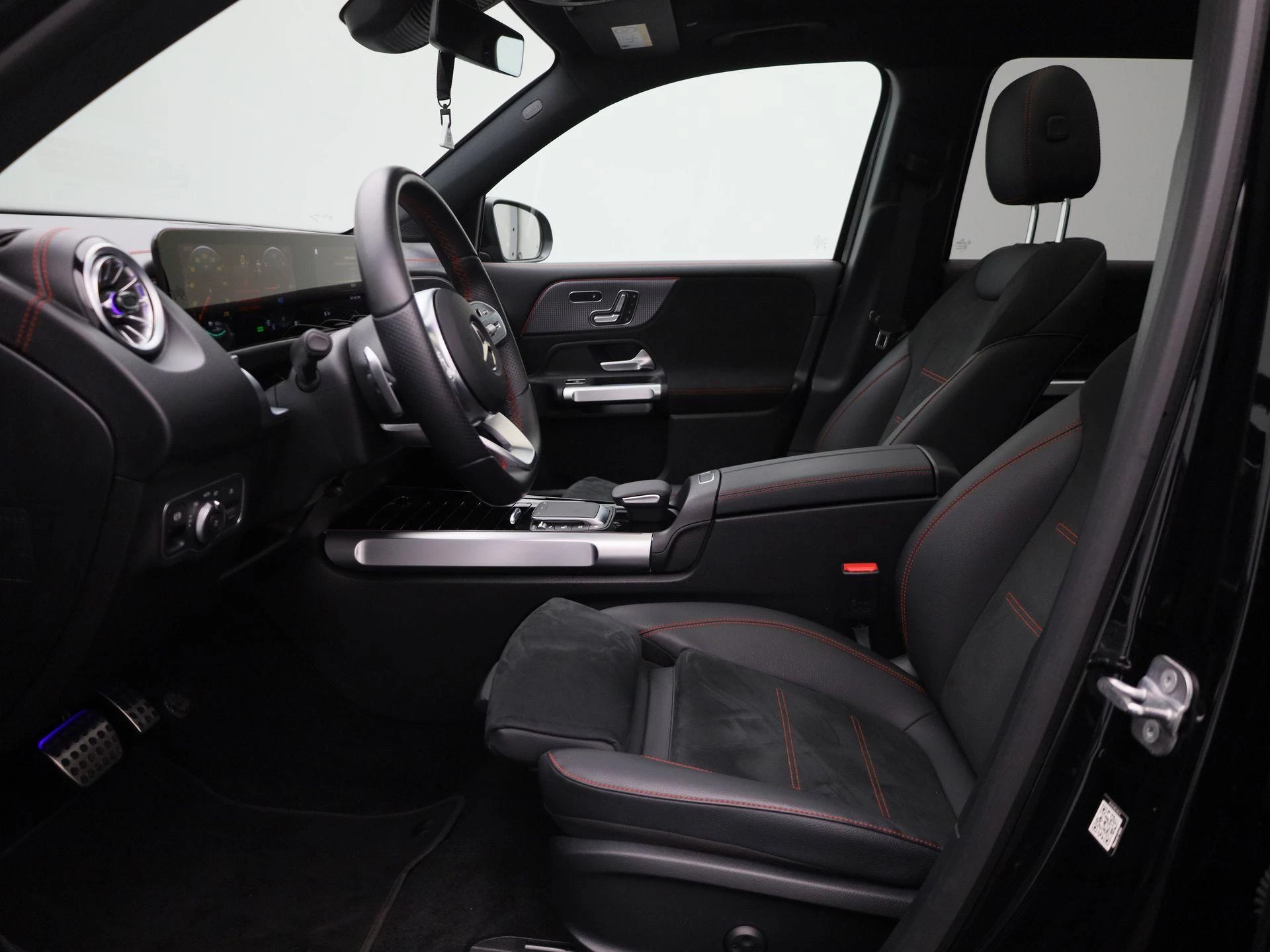 Mercedes-Benz-EQB-image-8