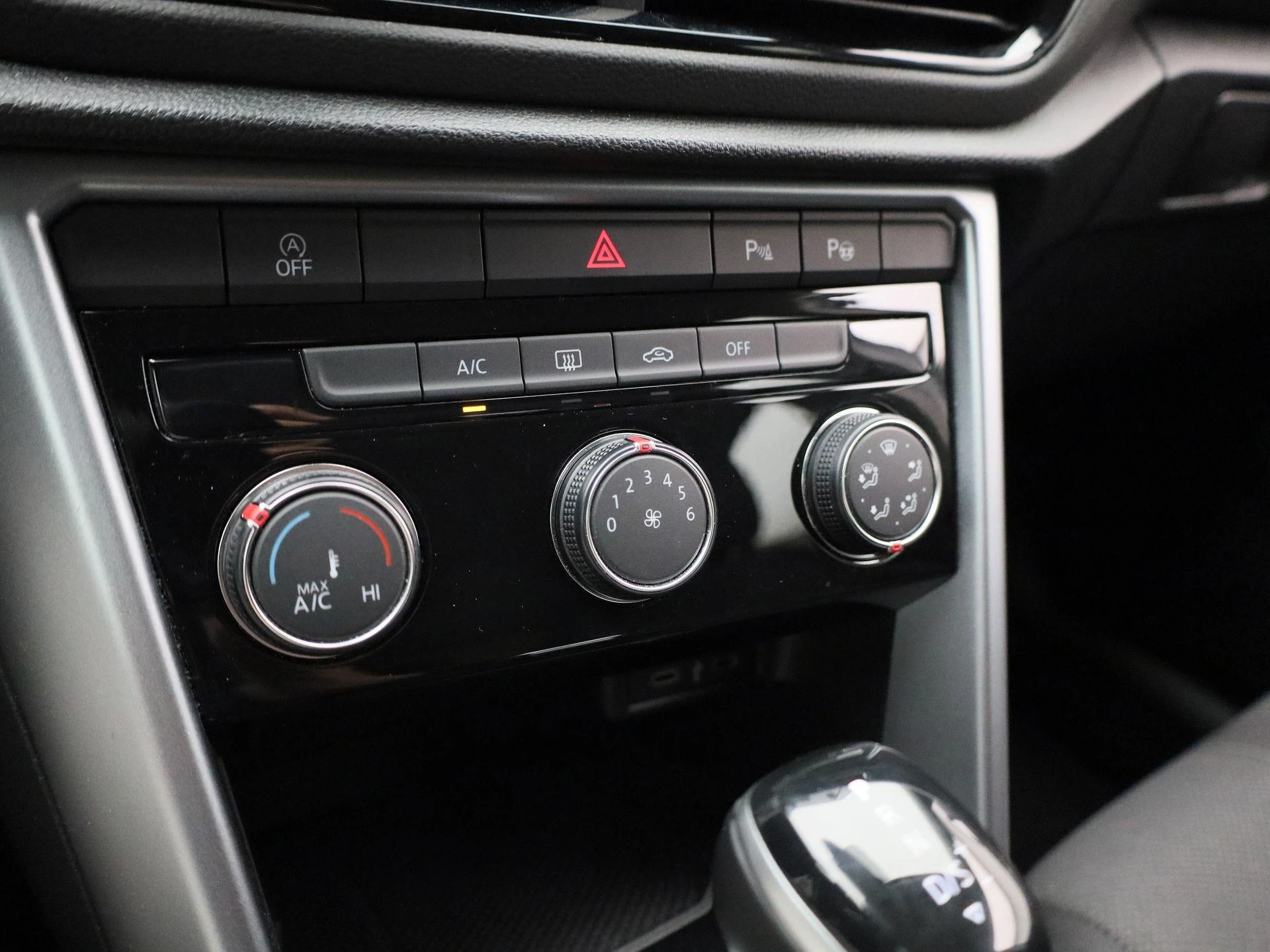 Volkswagen-T-Roc-image-23