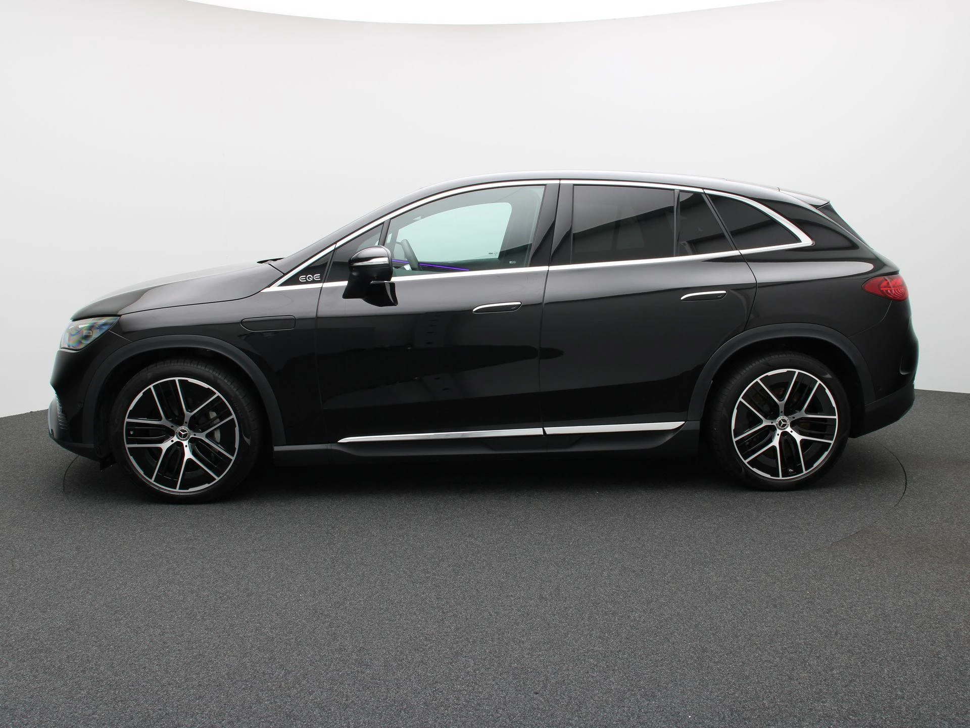 Mercedes-Benz-EQE-image-3