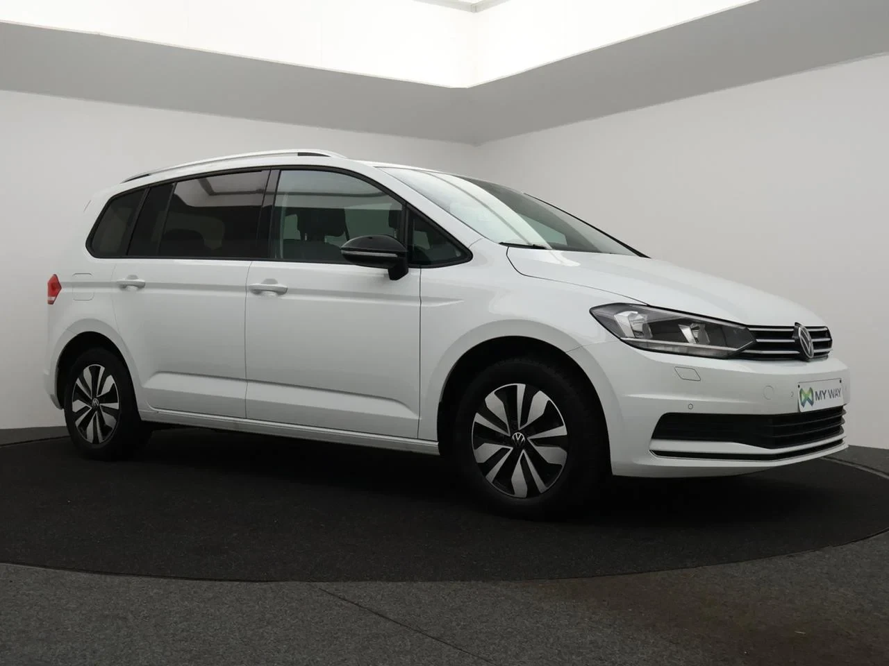 Volkswagen-Touran-image-1