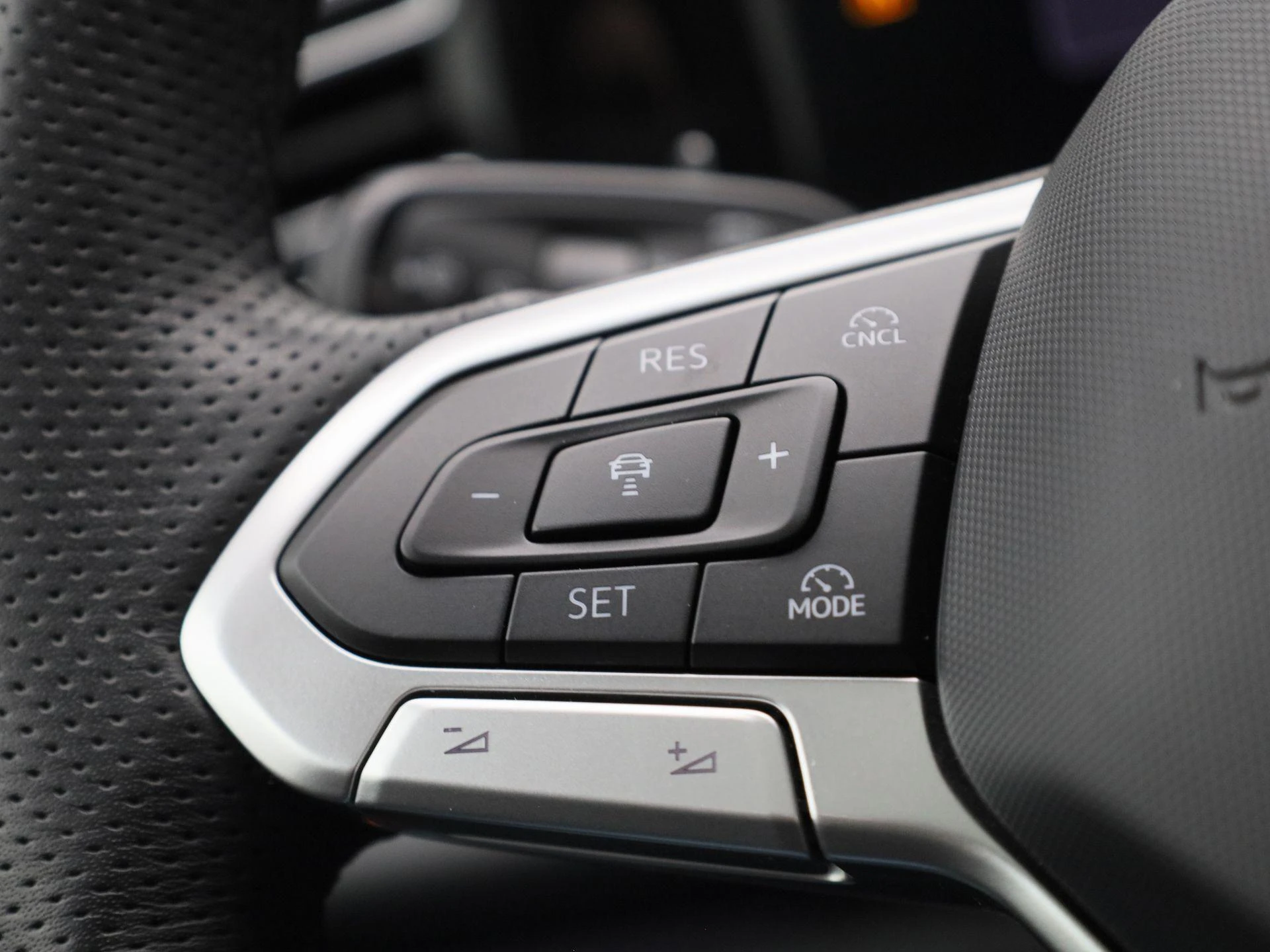 Volkswagen-Tiguan-image-18