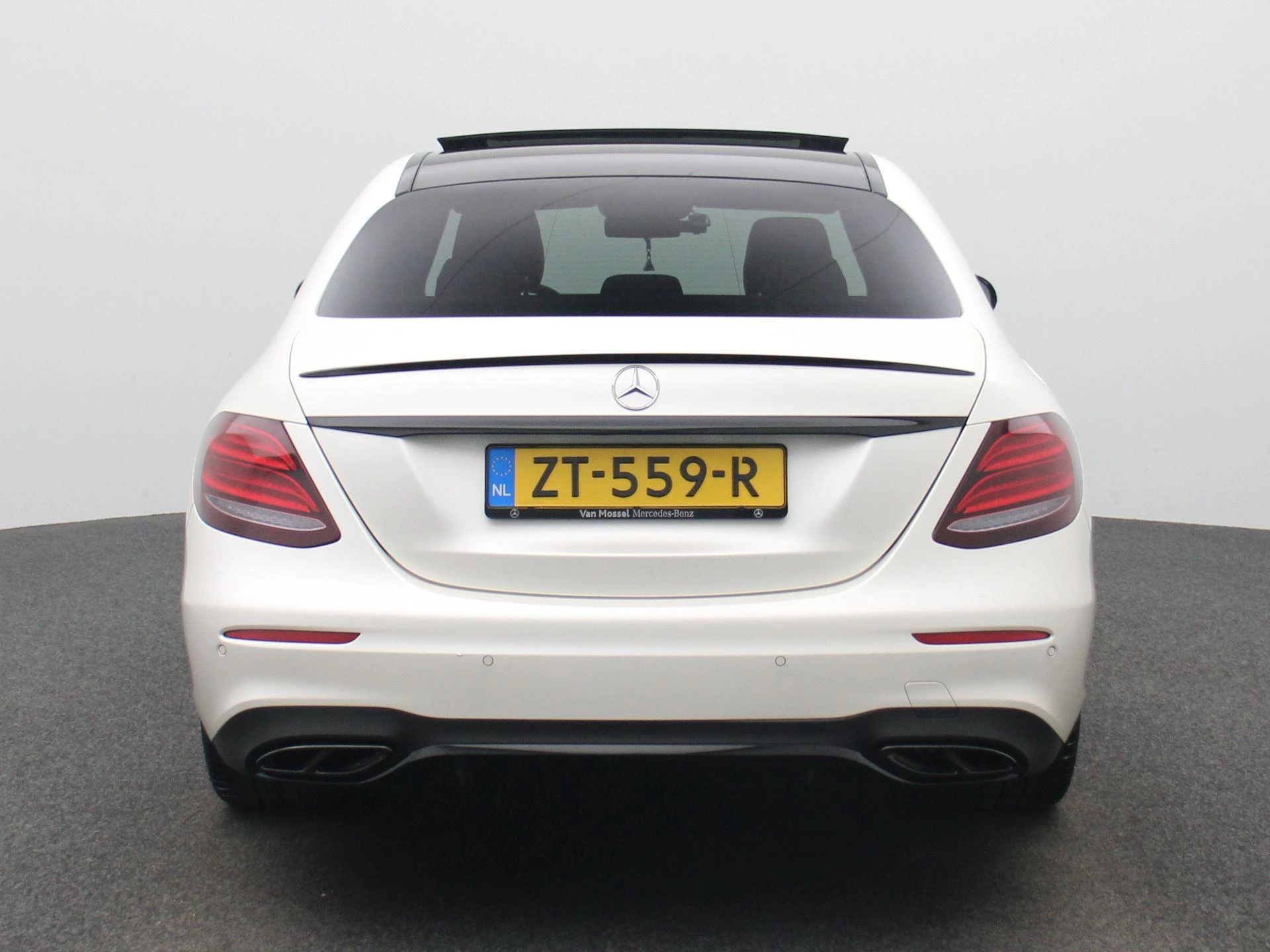Mercedes-Benz-E-Klasse-image-4