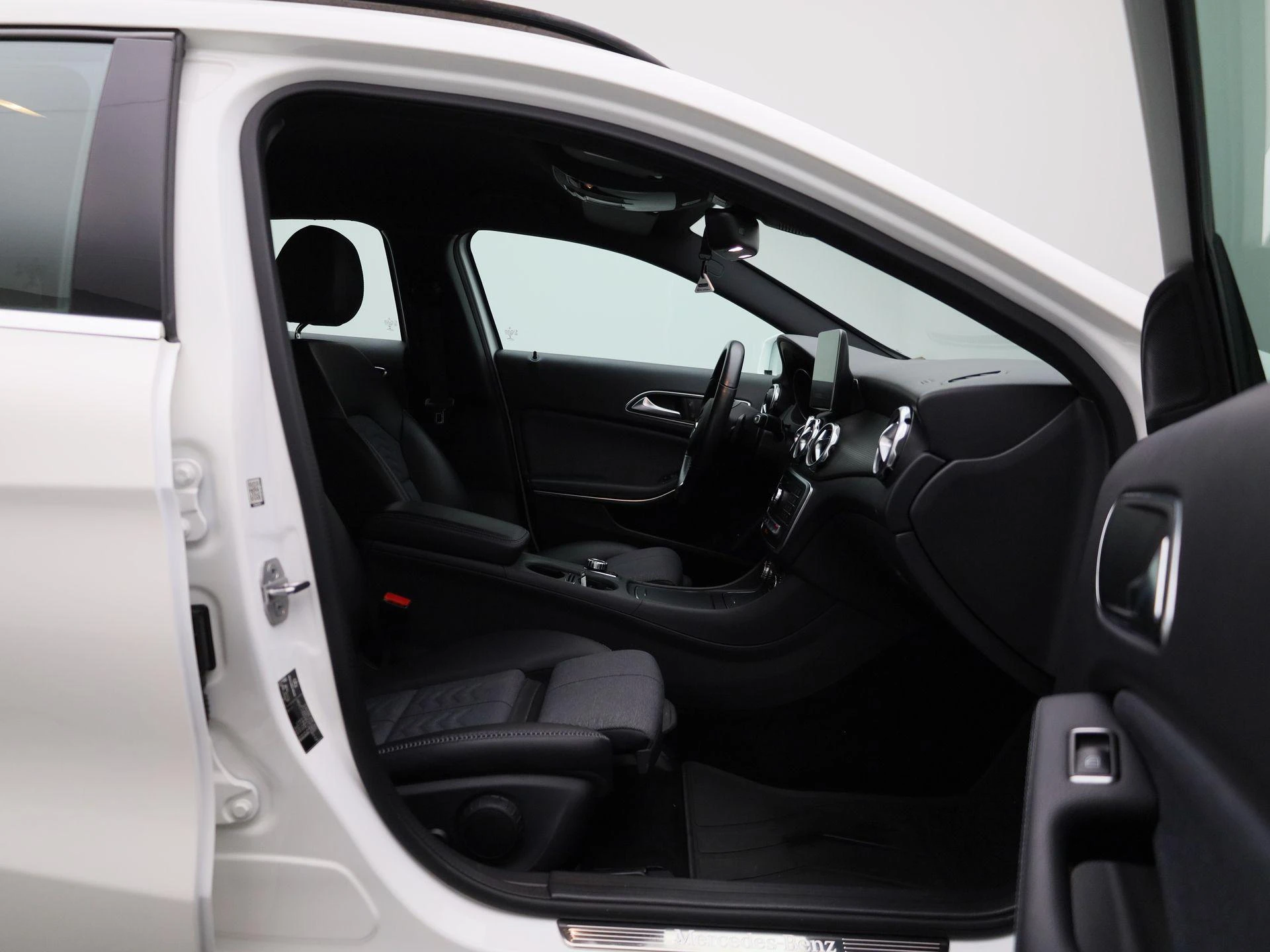 Mercedes-Benz GLA 180 Business Solution Limited