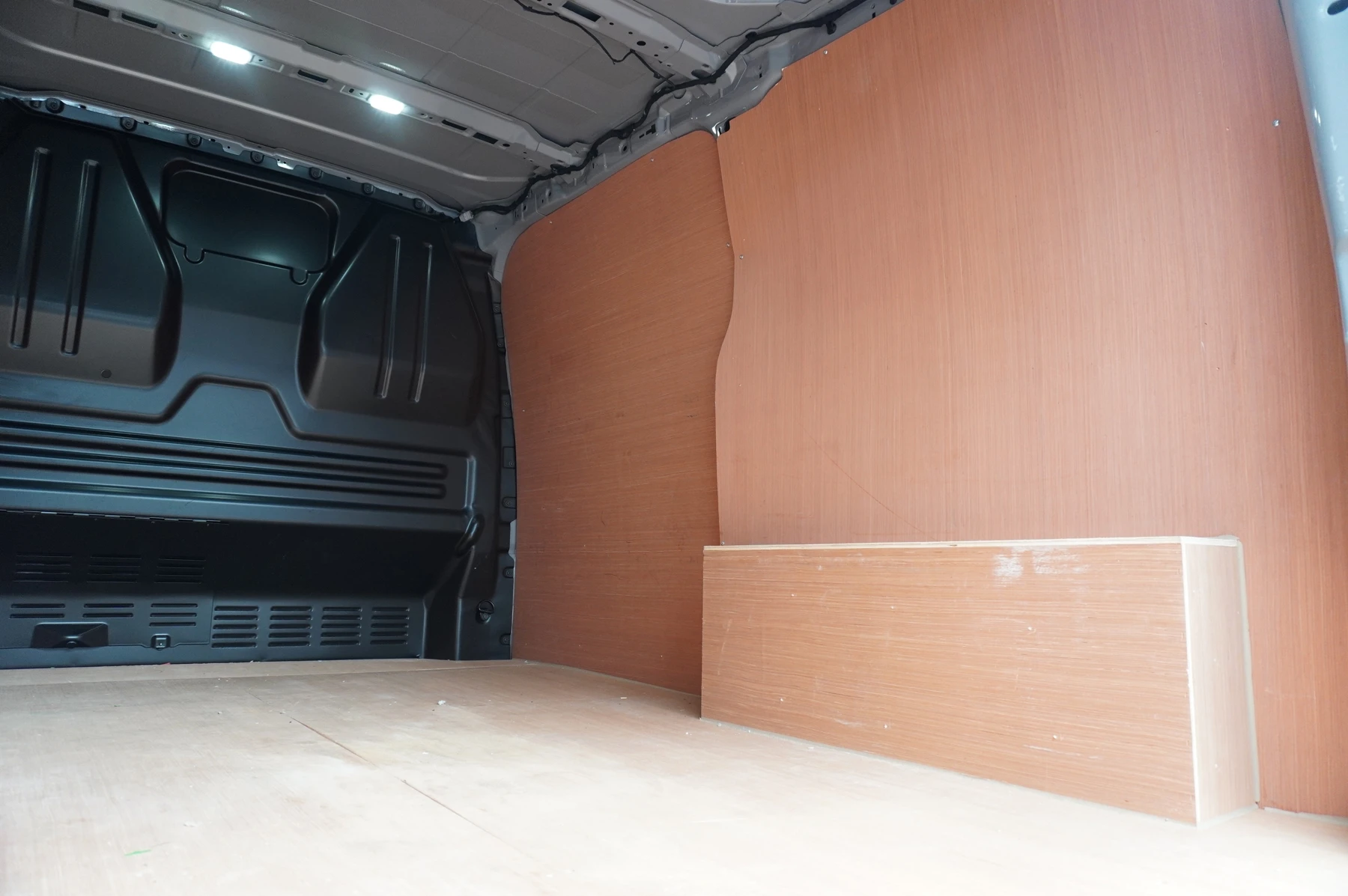 Volkswagen-Transporter-image-10