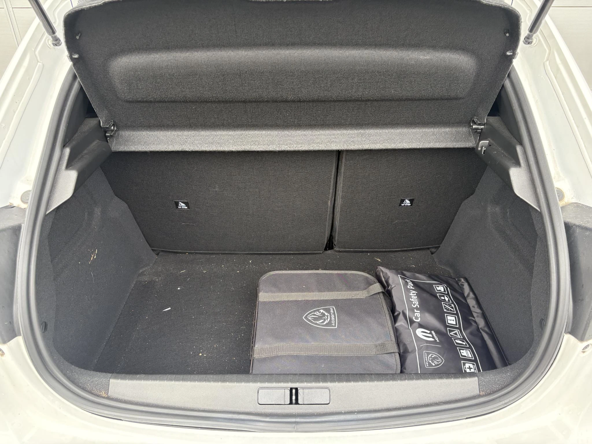 Peugeot-e-208-image-11