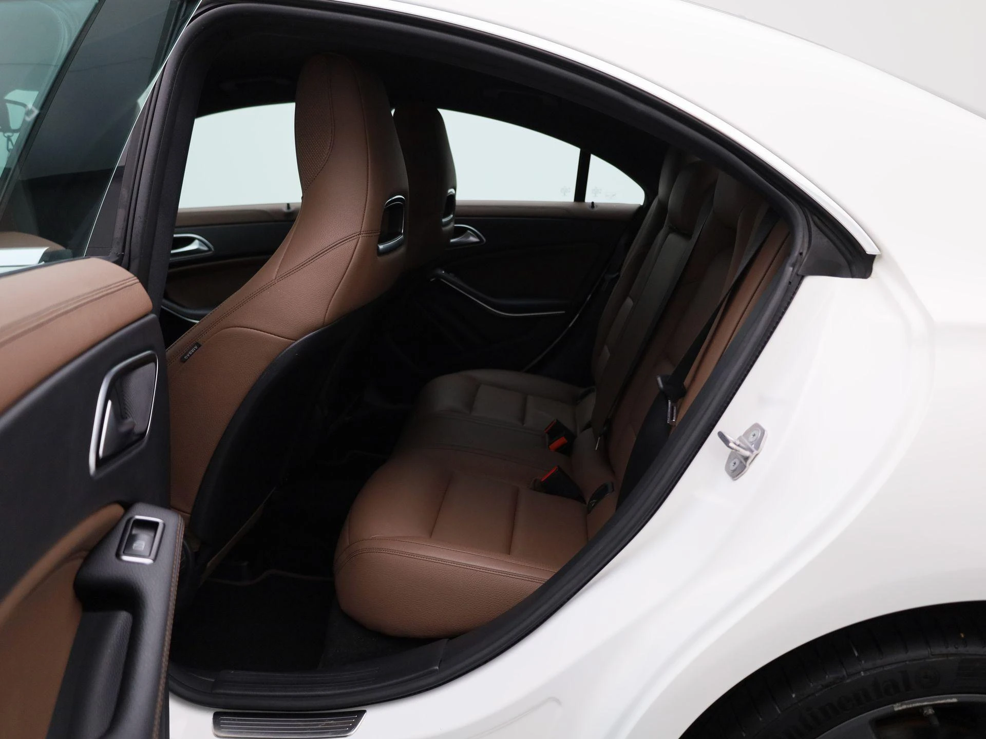 Mercedes-Benz-CLA-image-9