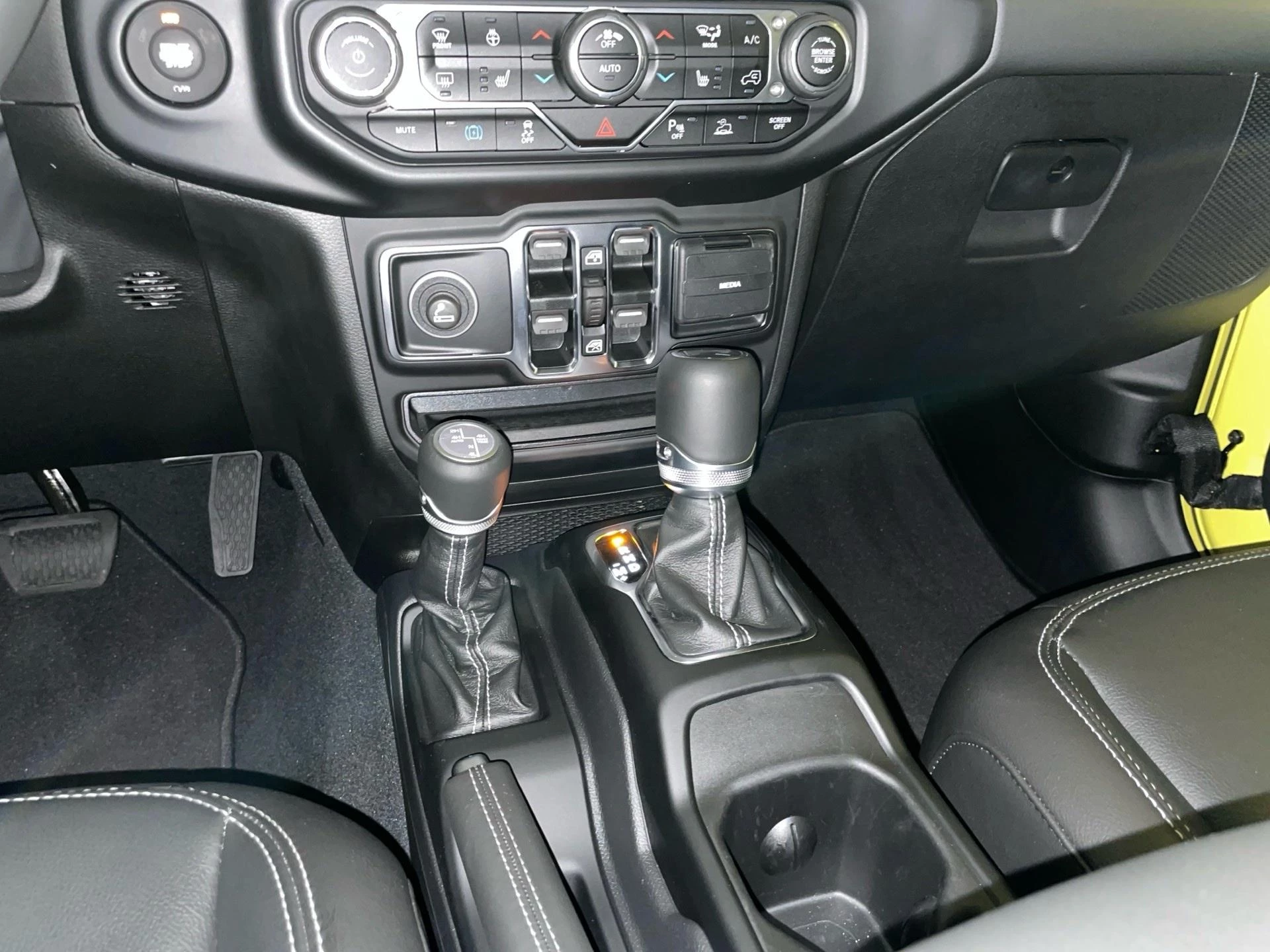 Jeep Wrangler 2.0 SAHARA Turbo 272hp AT8 4x4