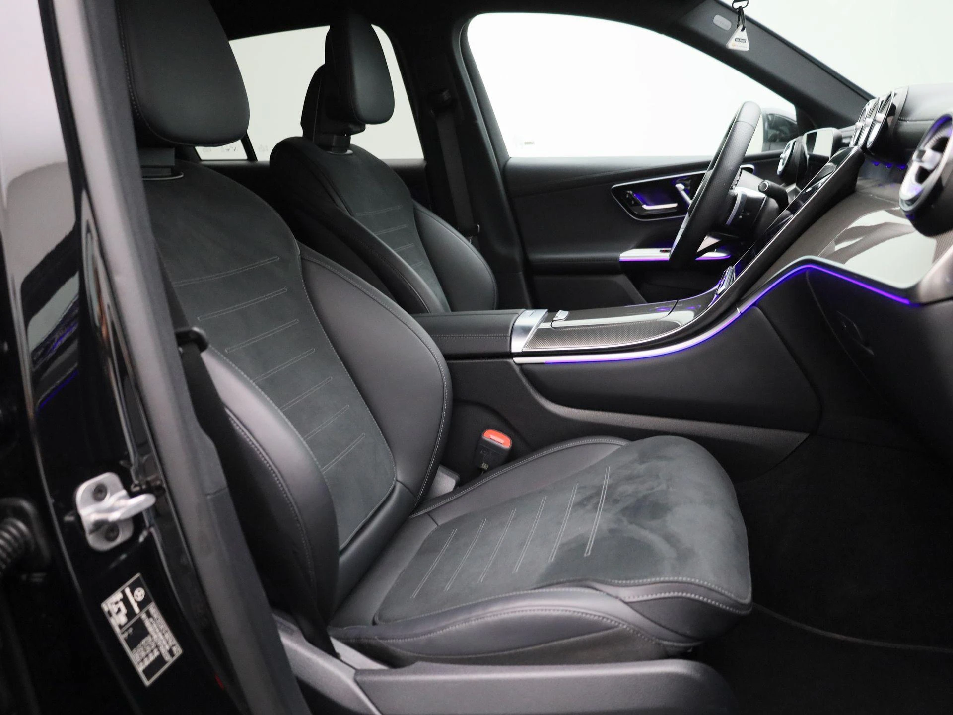 Mercedes-Benz-GLC-image-35