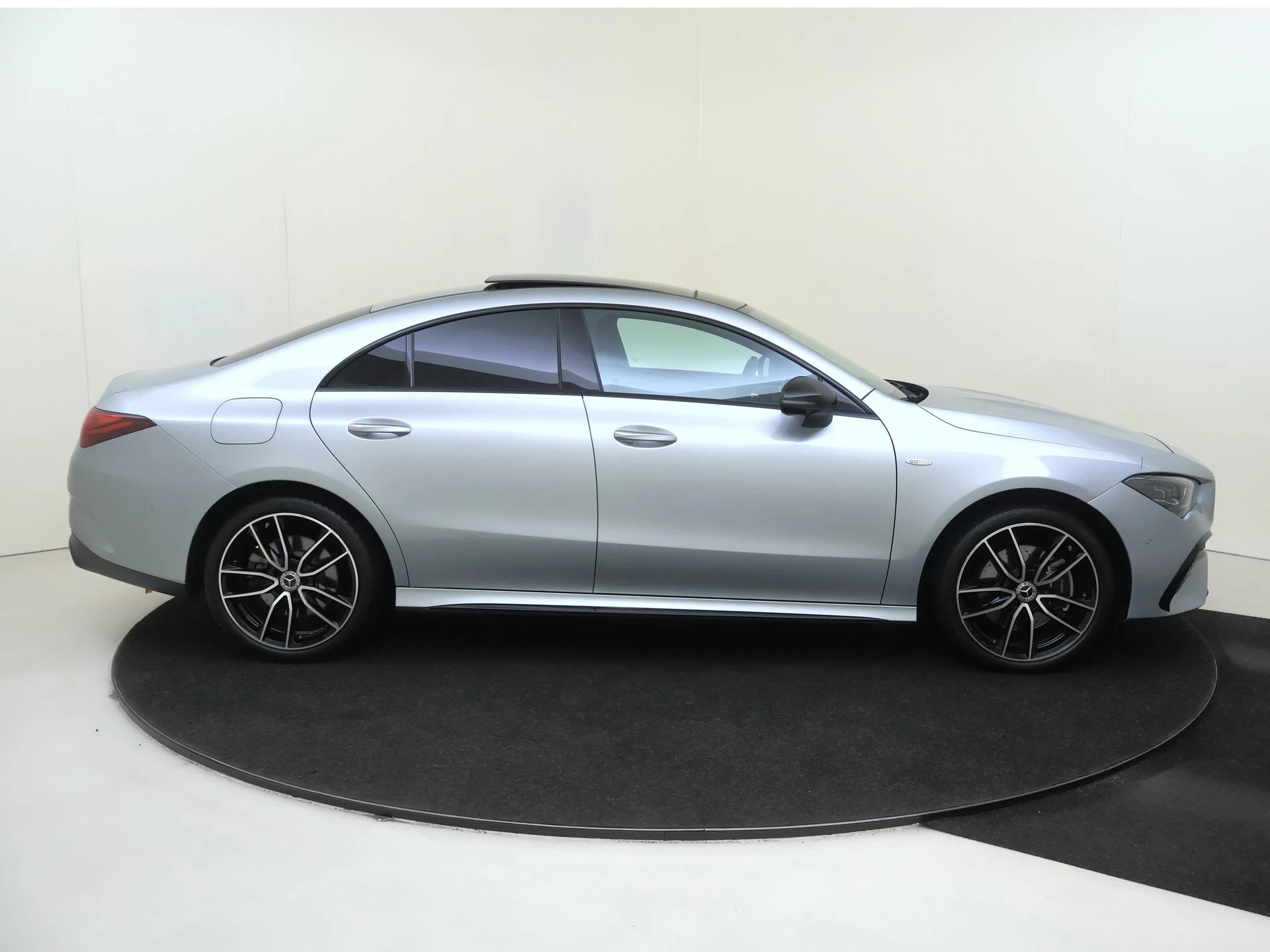 Mercedes-Benz-CLA-image-8