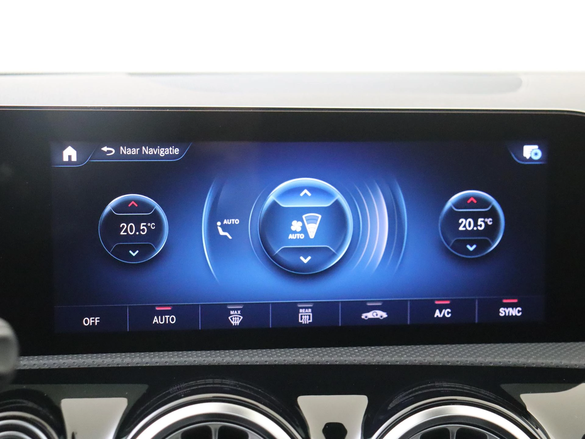 Mercedes-Benz-CLA-image-17