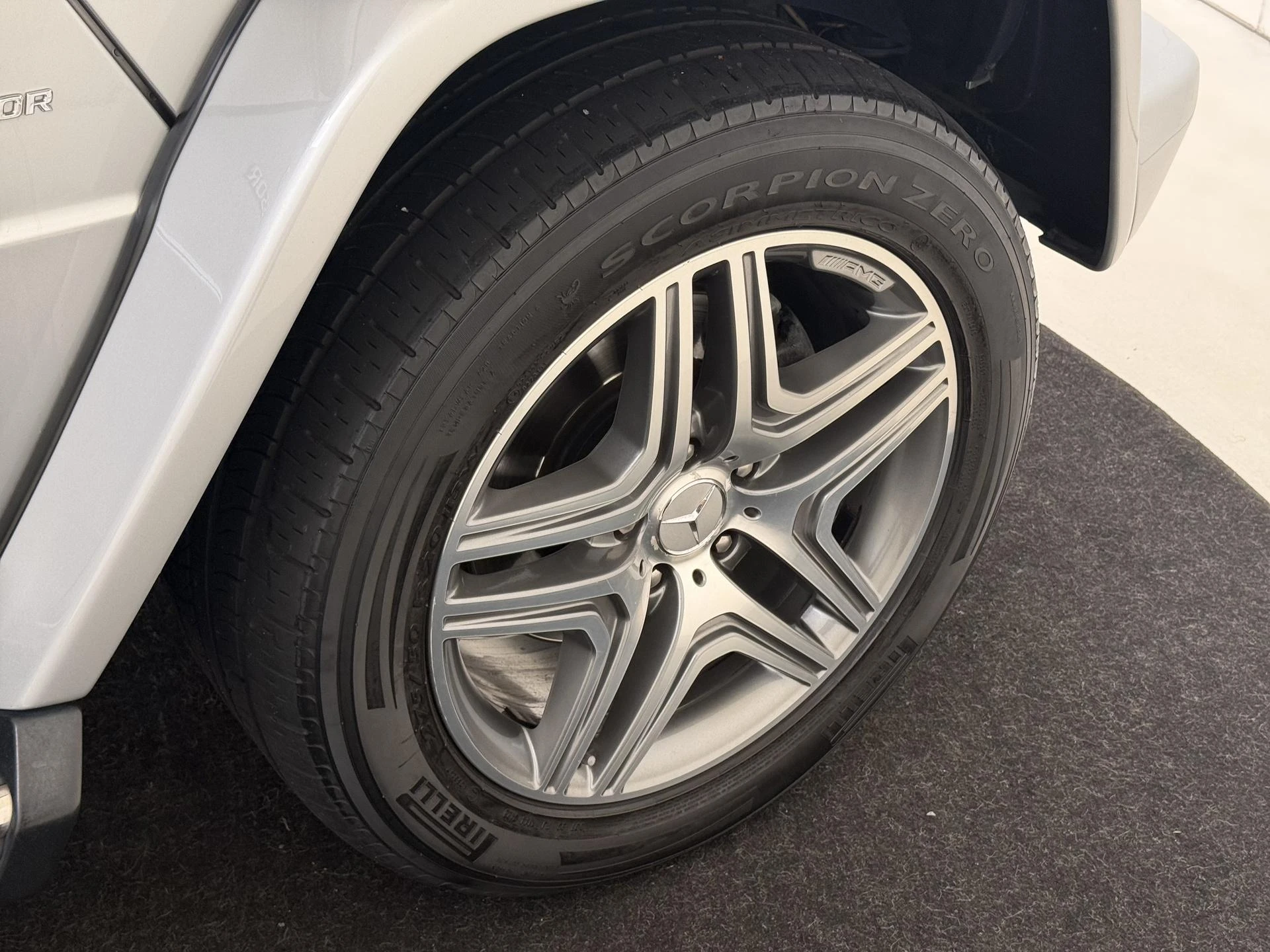 Mercedes-Benz-G-Klasse-image-13