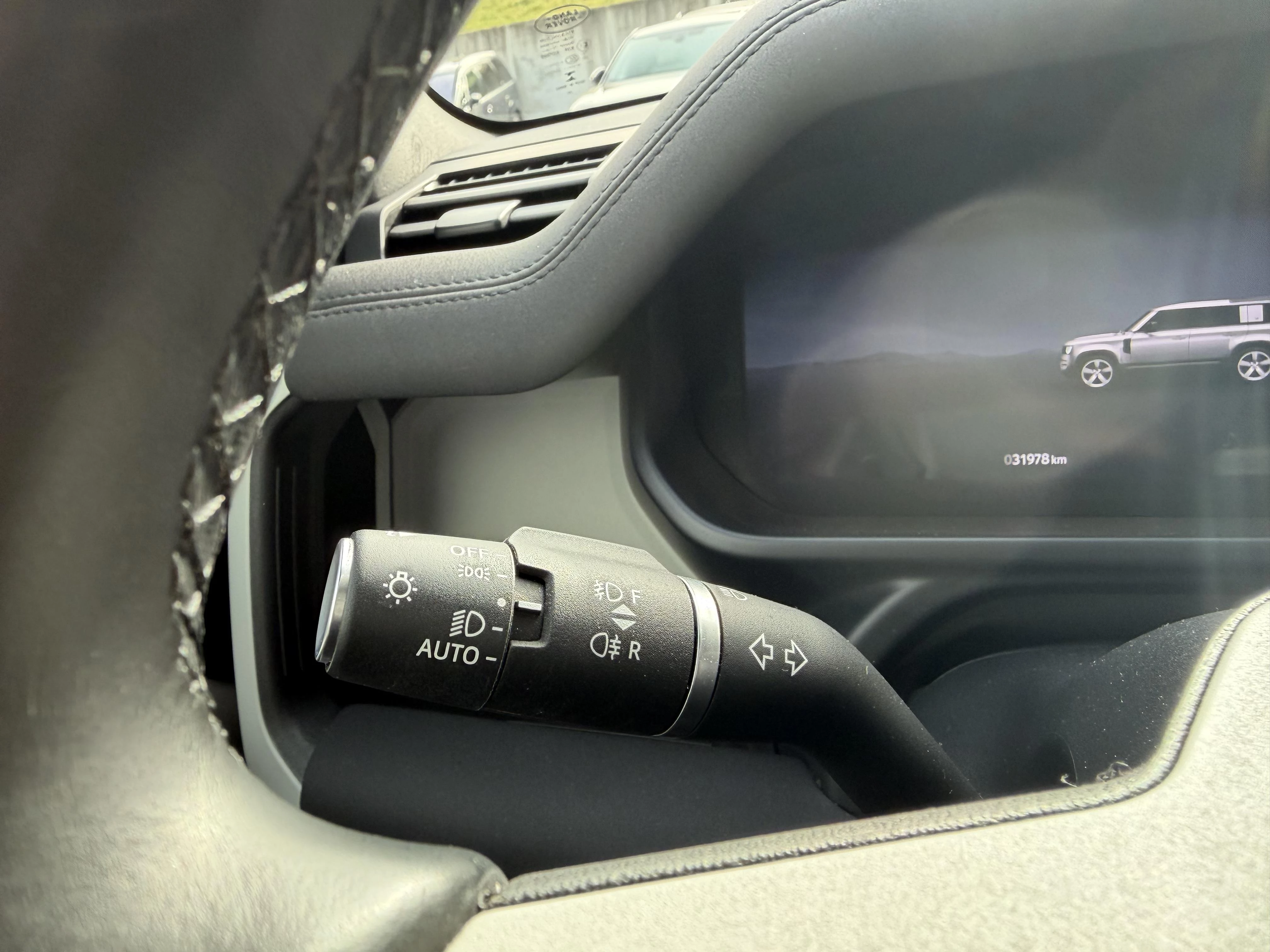 Land Rover Defender 110 D250 SE AWD