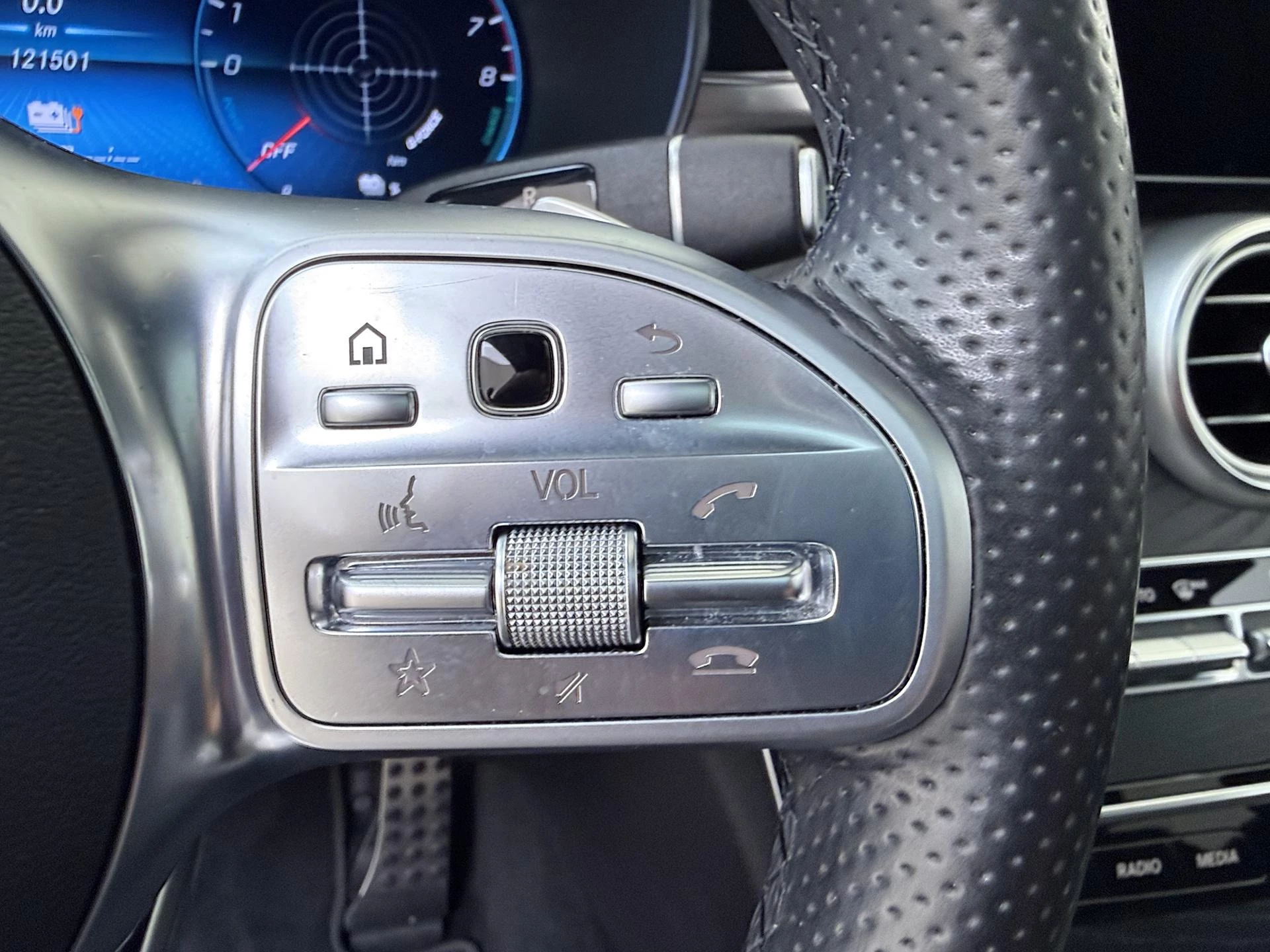 Mercedes-Benz-C-Klasse-image-13