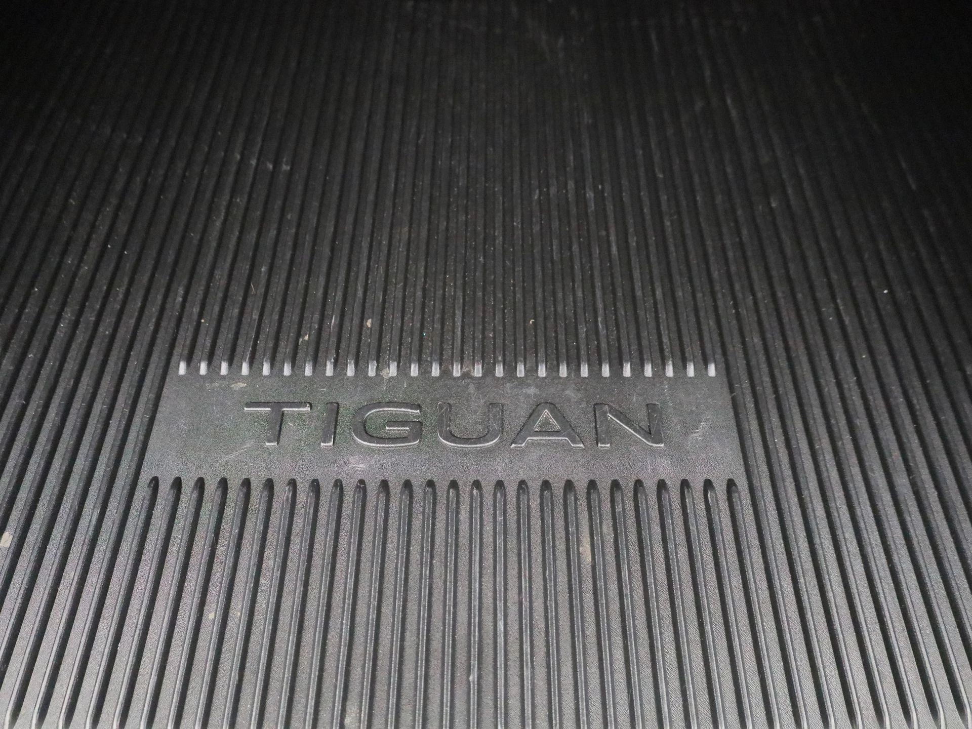 Volkswagen-Tiguan-image-12