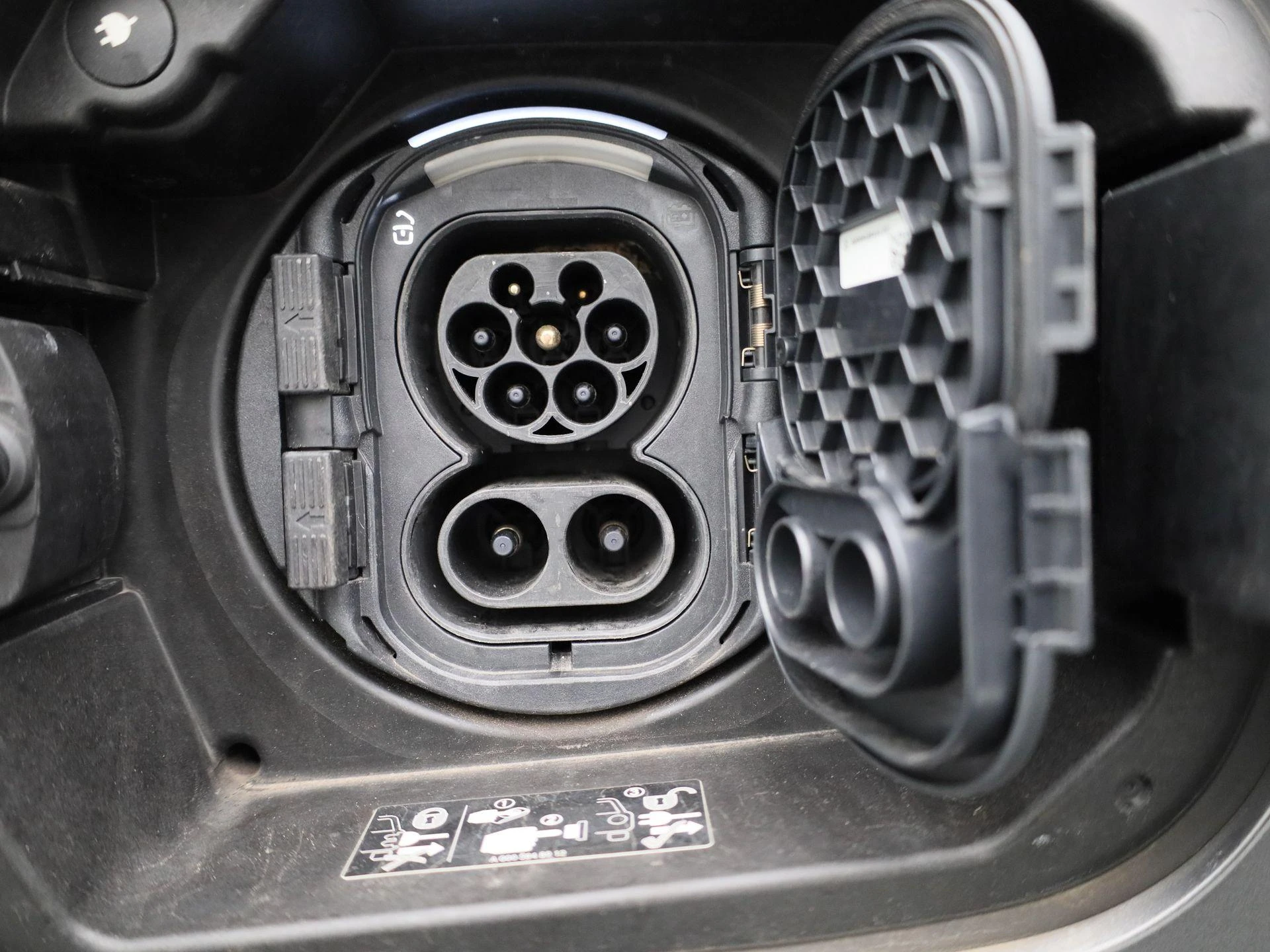 Mercedes-Benz-EQB-image-47