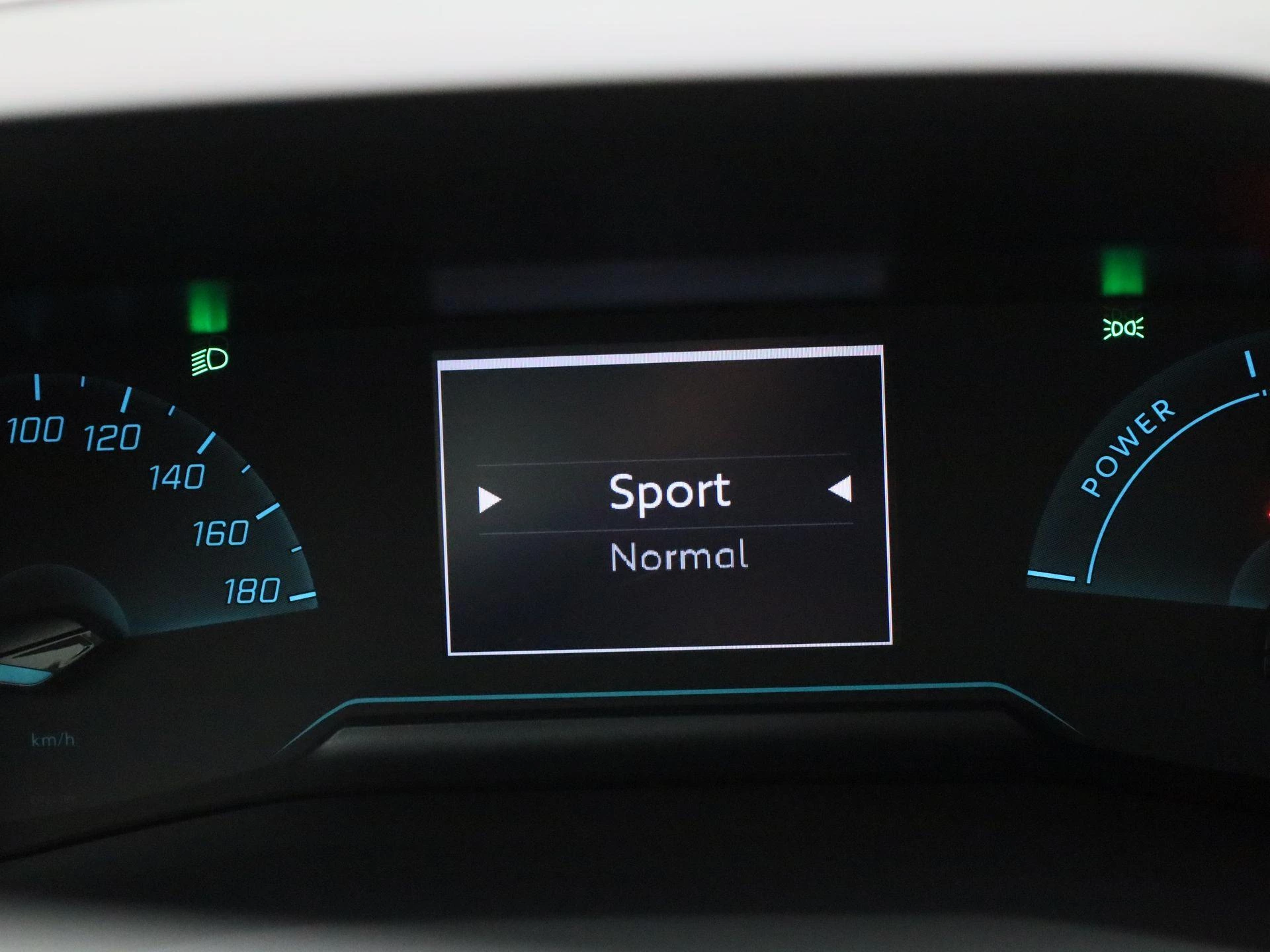 Peugeot-e-208-image-29