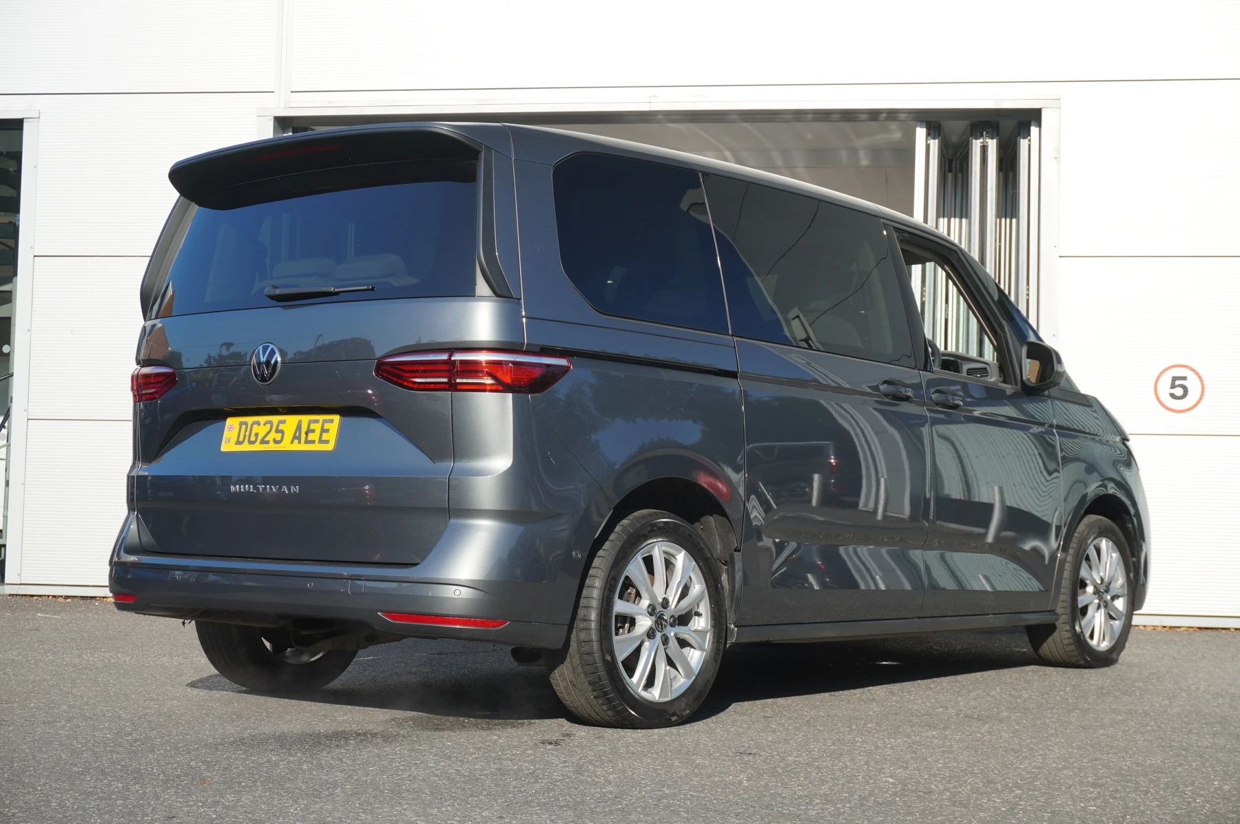 Volkswagen-Multivan-image-20