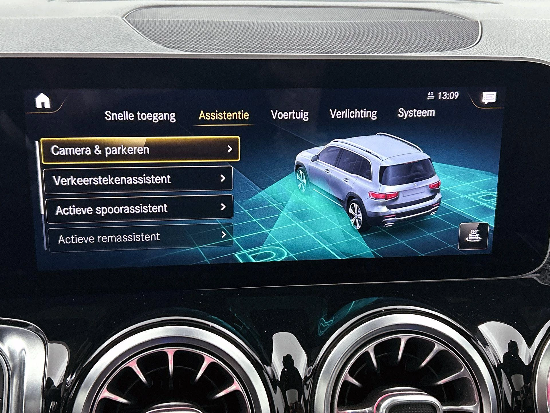 Mercedes-Benz-GLB-image-13