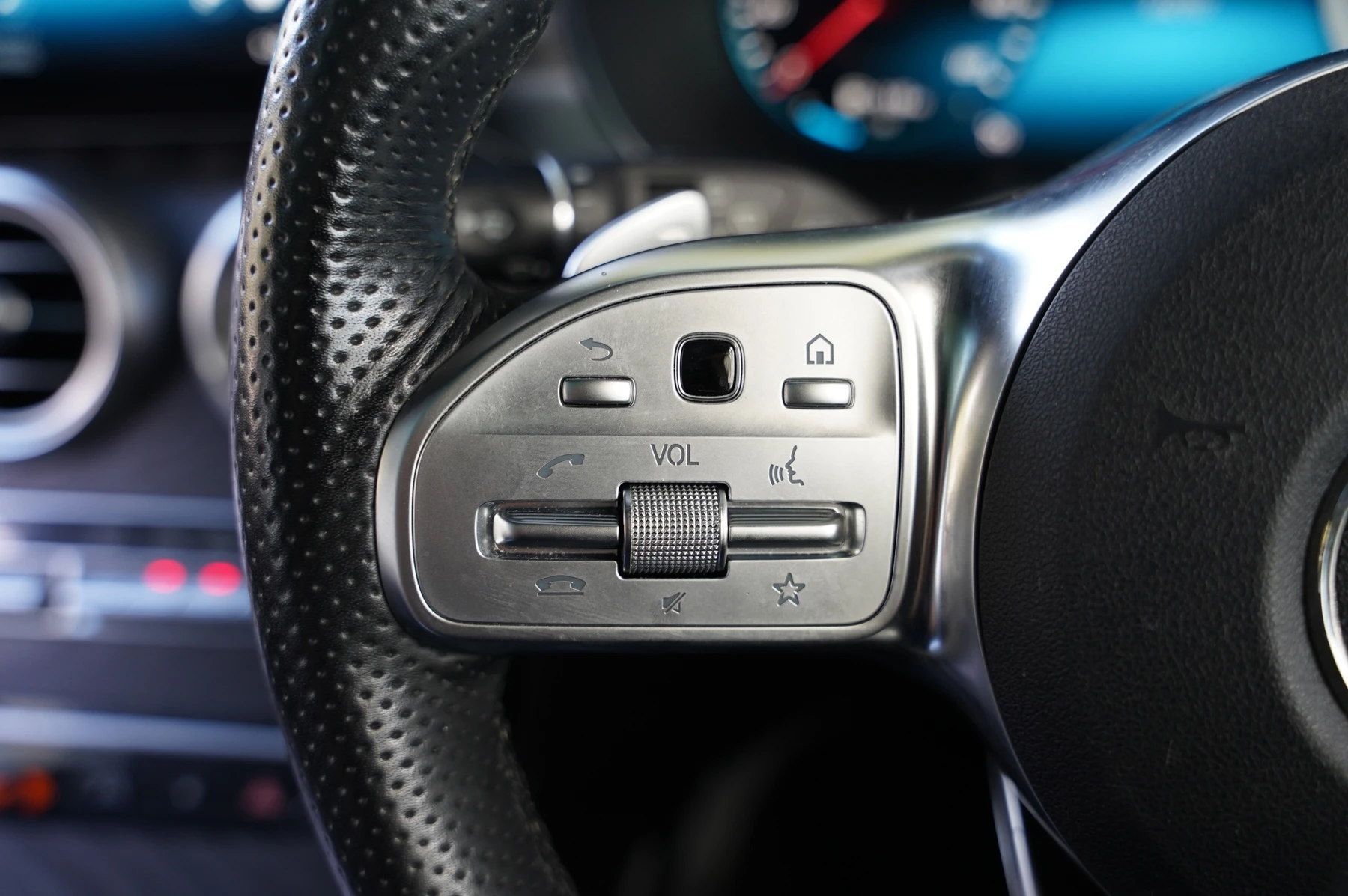Mercedes-Benz-GLC-image-17