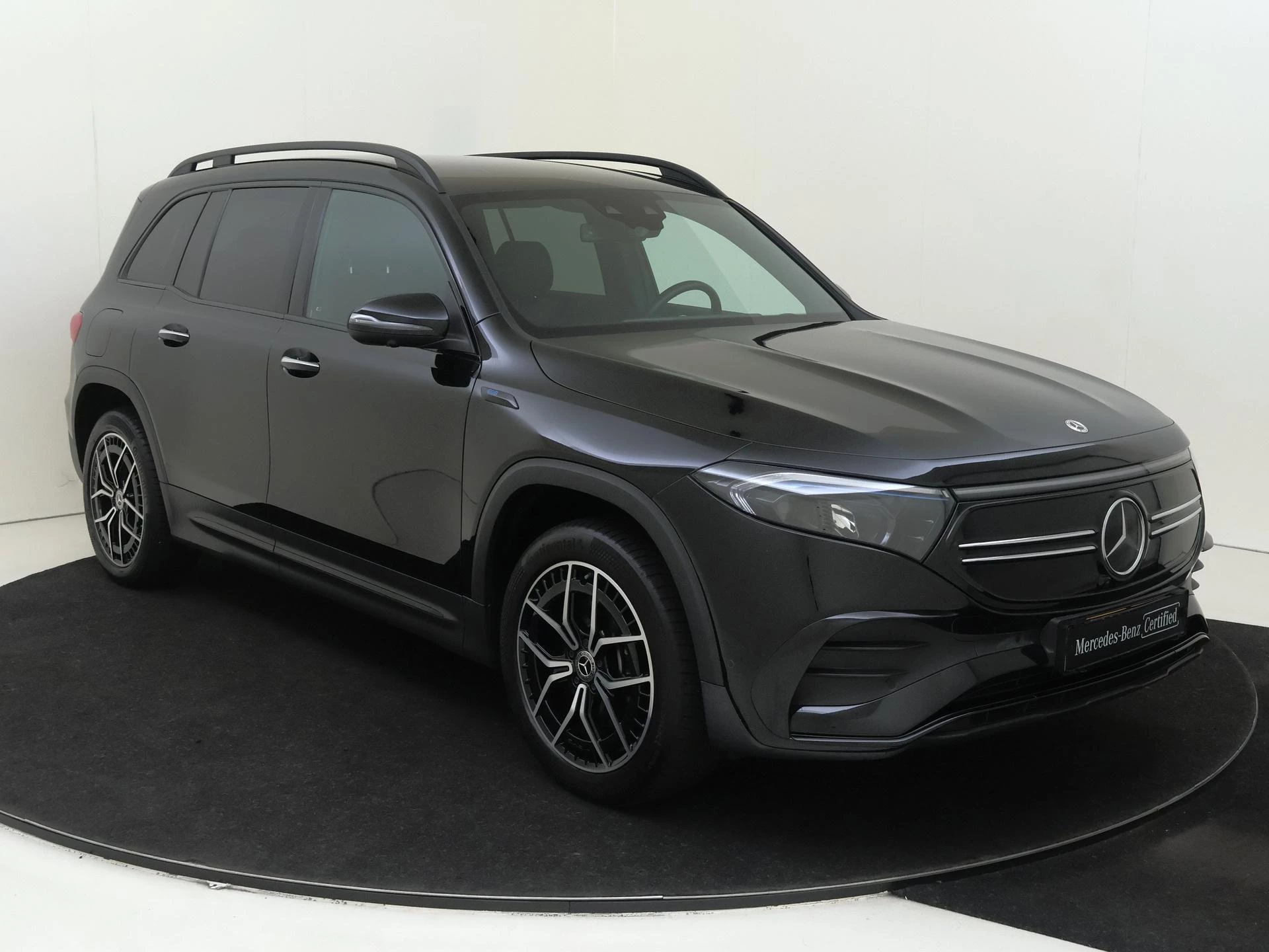 Mercedes-Benz-EQB-image-1