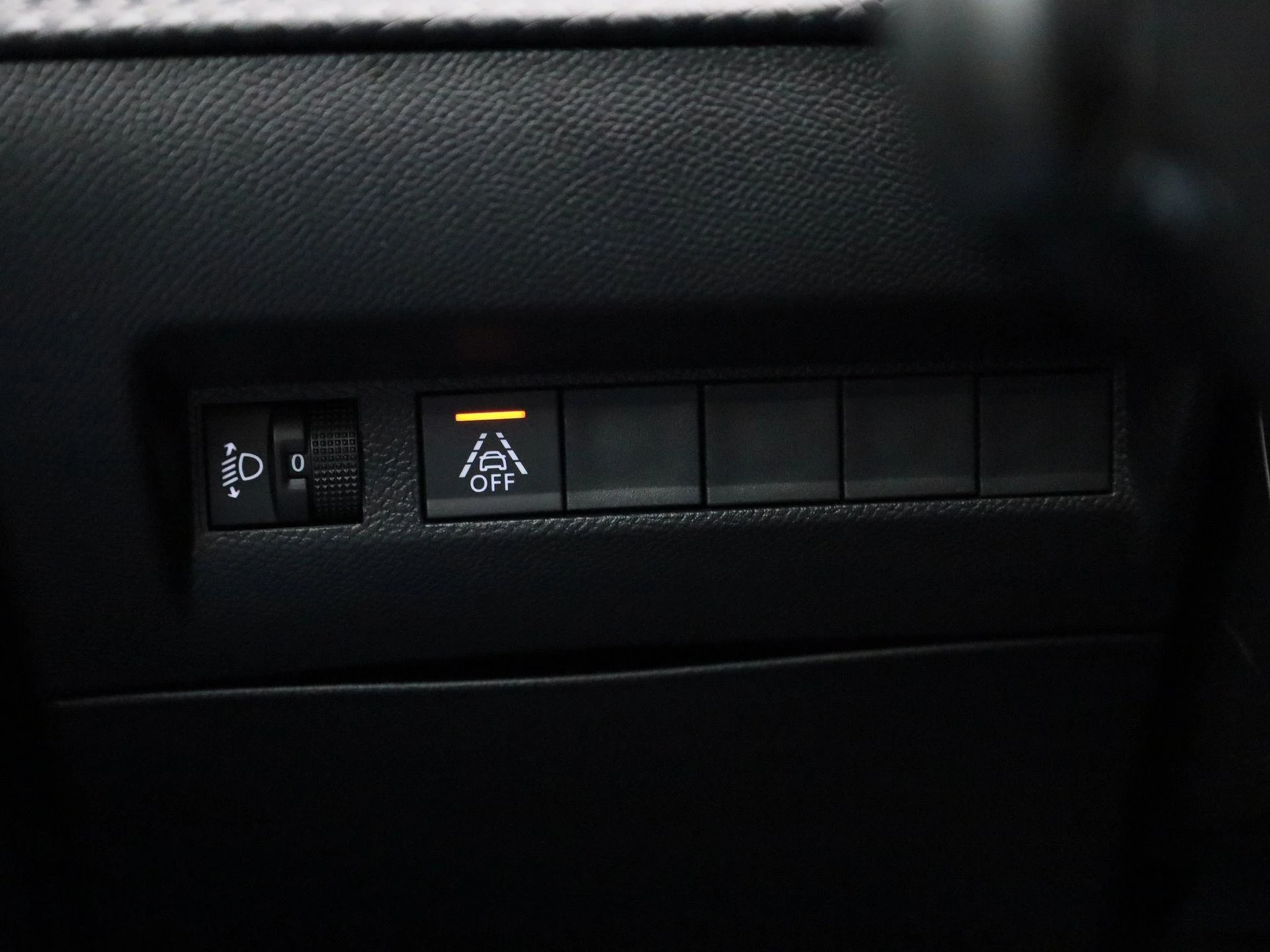 Peugeot-e-208-image-30