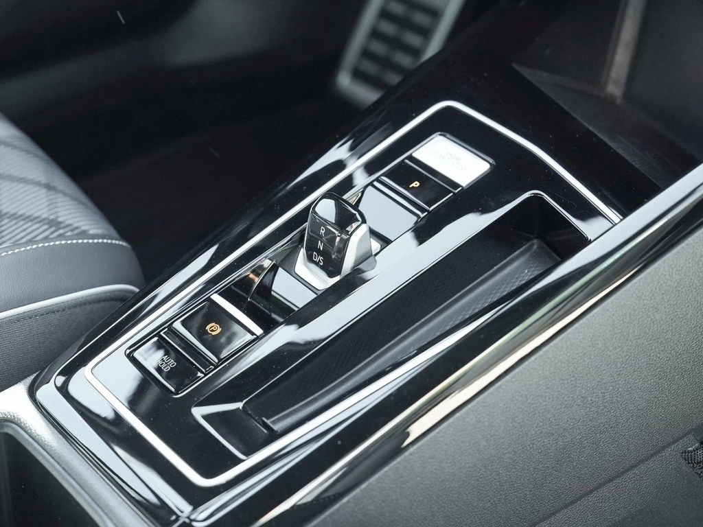 Volkswagen-Golf-image-9
