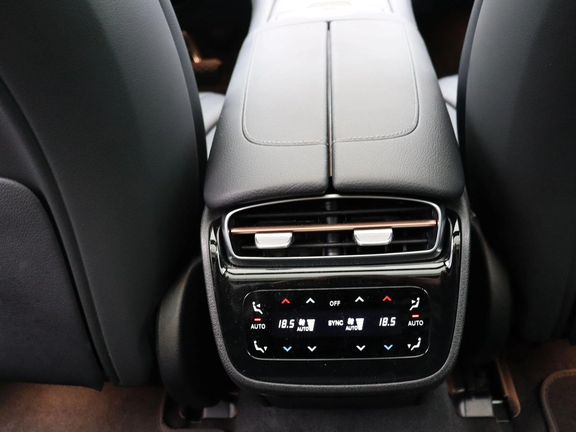 Mercedes-Benz-EQE-image-16