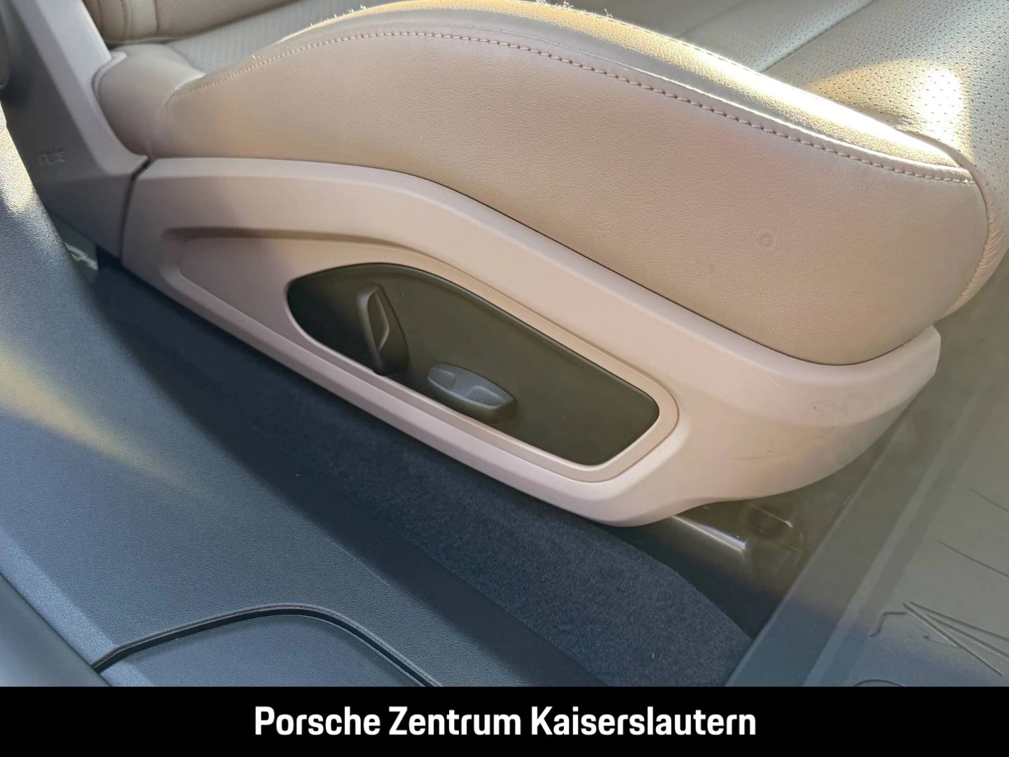 Porsche Taycan Surround-View Luftfederung Panoramadach -