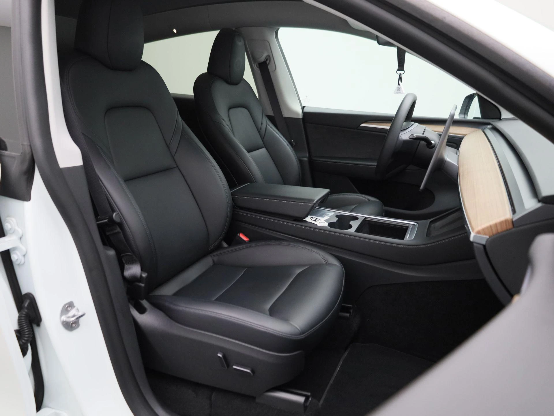 Tesla-Model Y-image-25