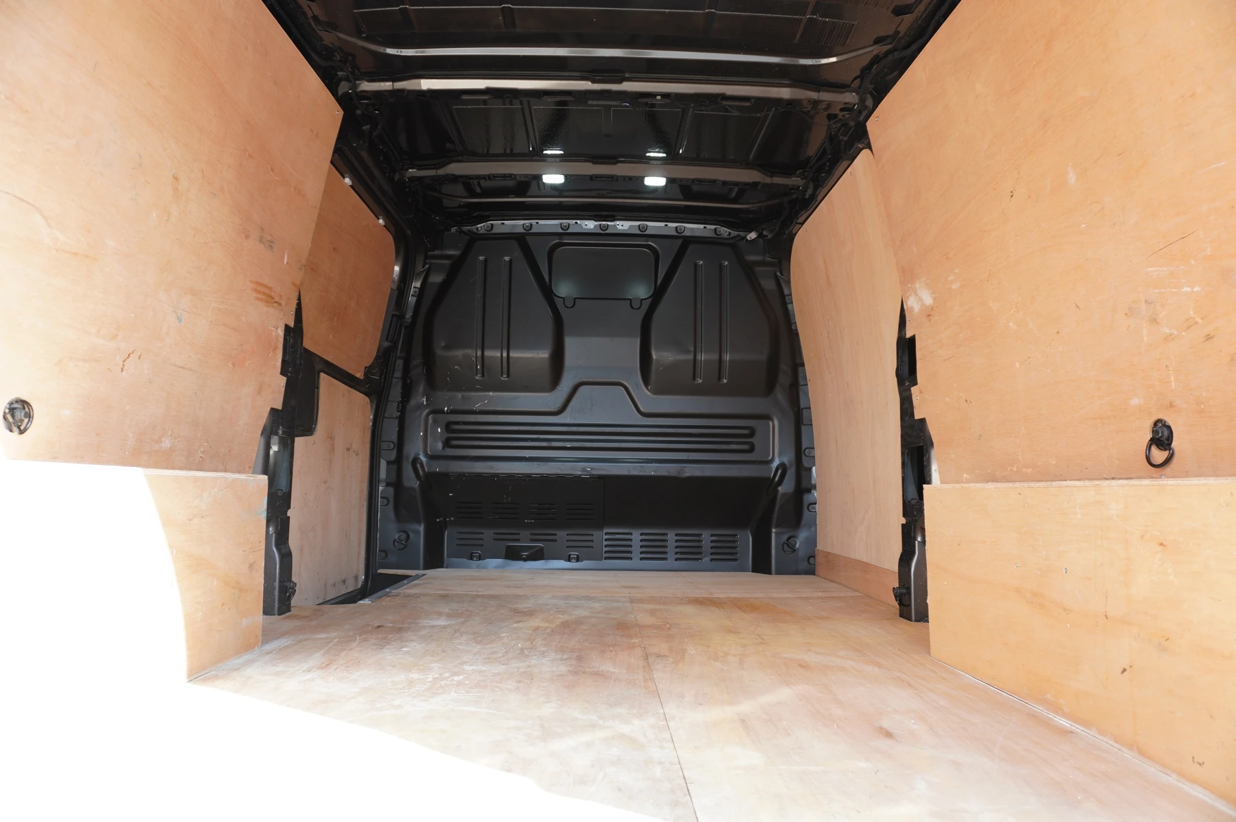 Volkswagen-Transporter-image-15