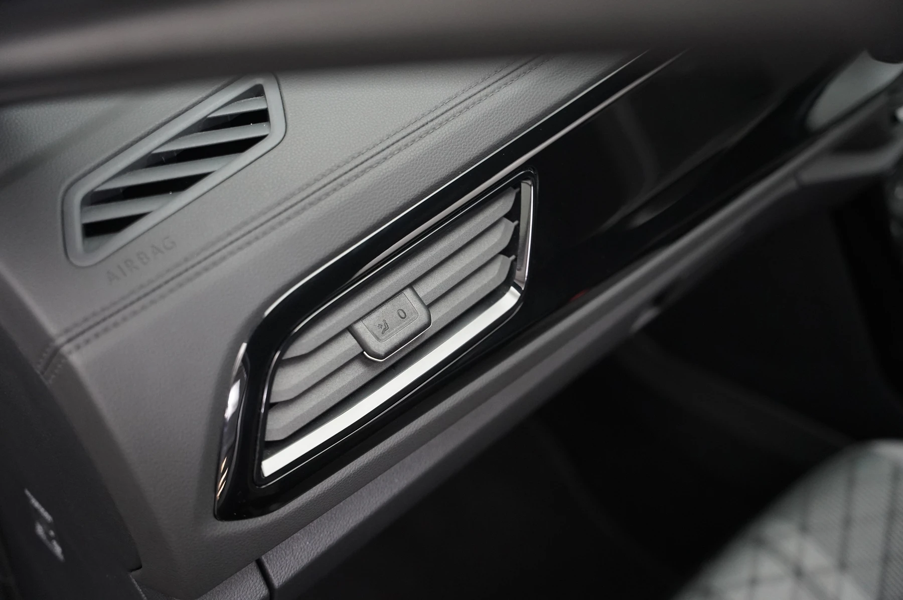 Volkswagen-T-Roc-image-21