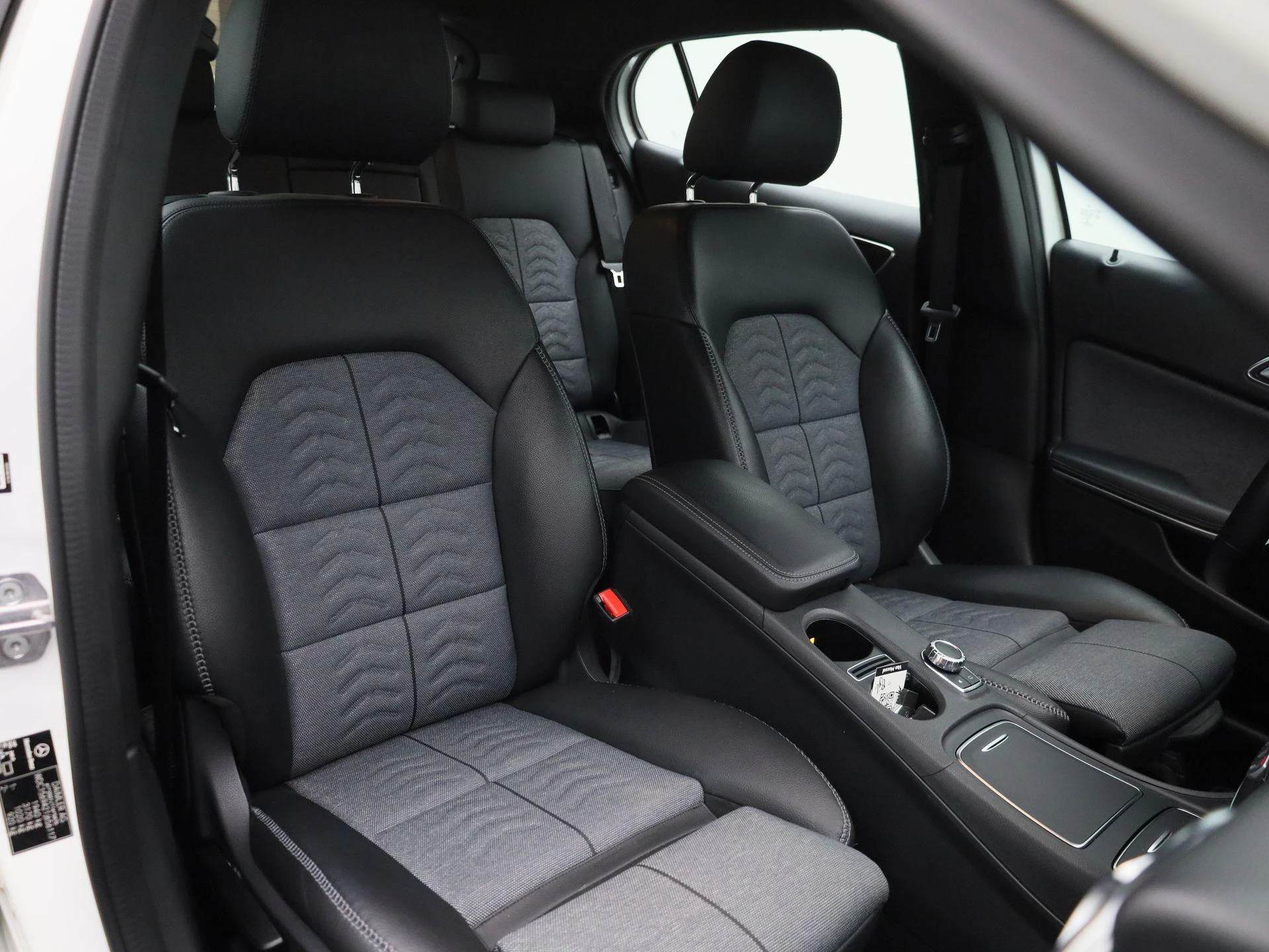 Mercedes-Benz-GLA-image-40