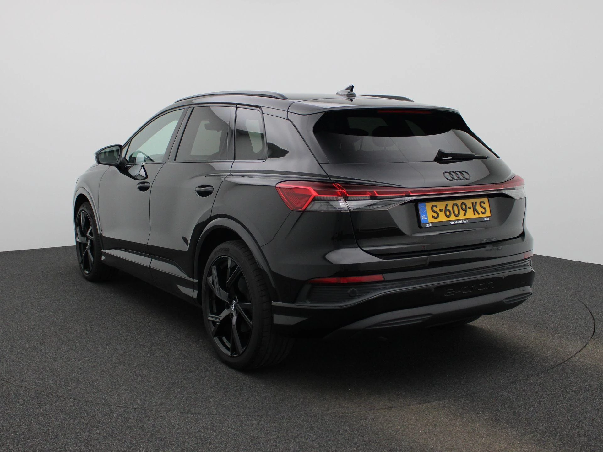 Audi-Q4 e-tron-image-1