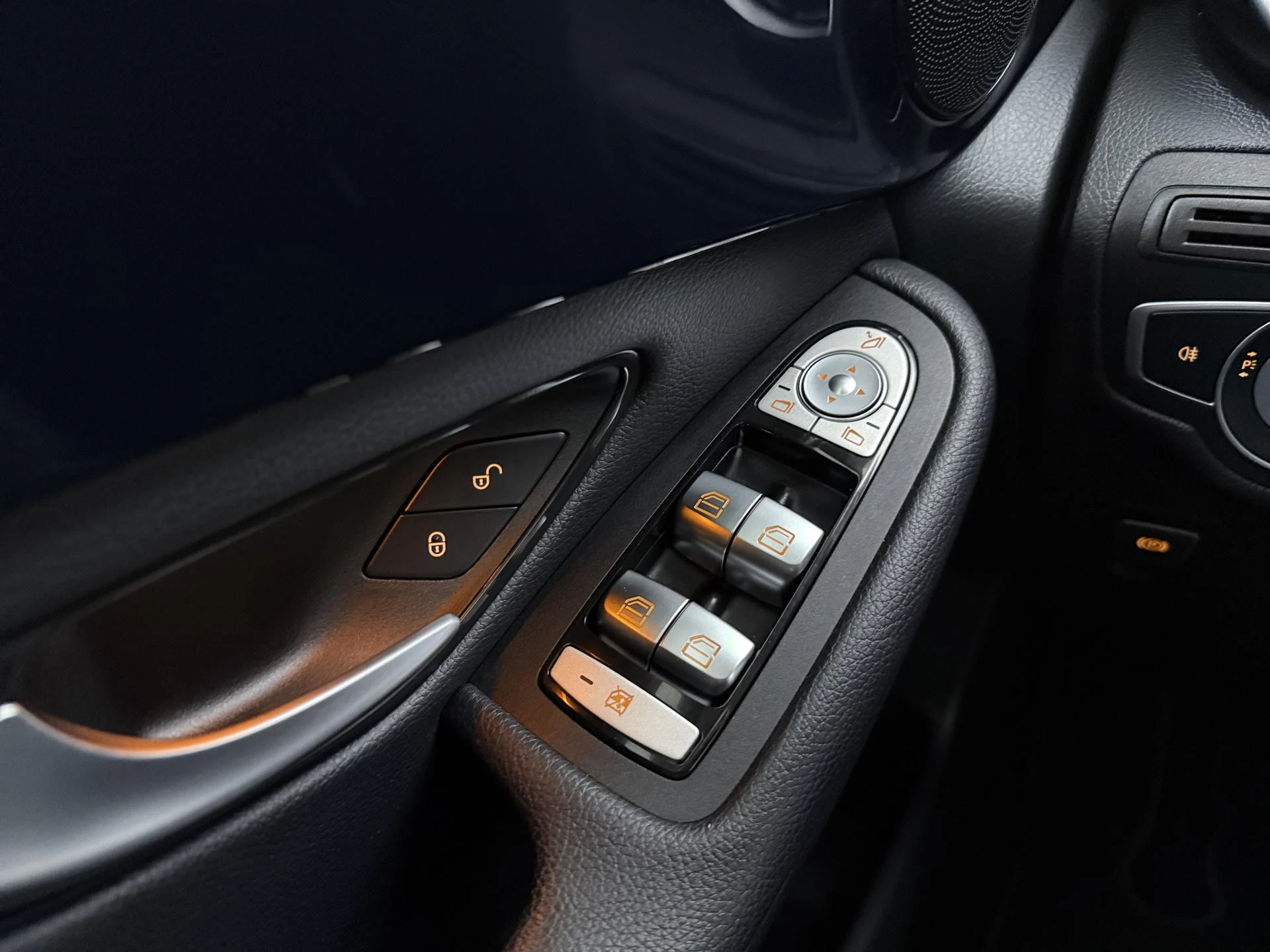 Mercedes-Benz-GLC-image-13