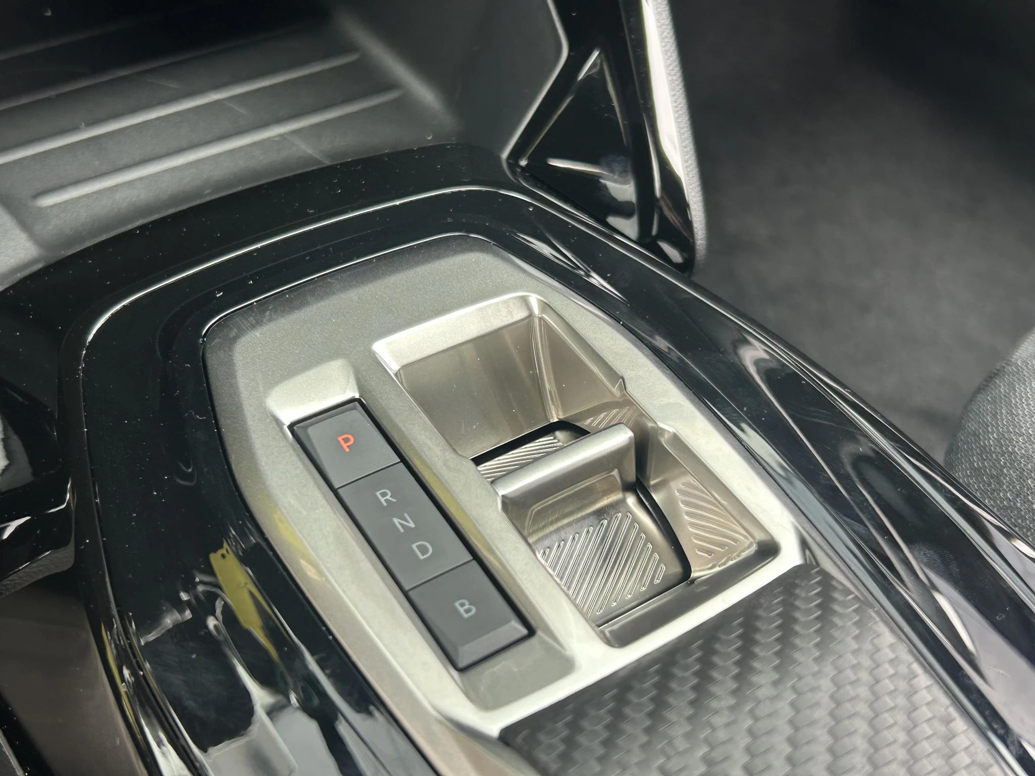 Peugeot-e-2008-image-17