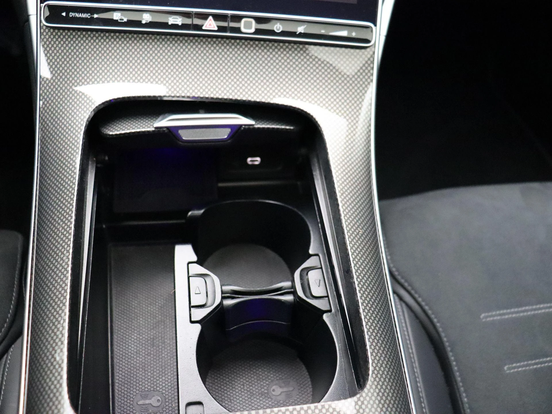 Mercedes-Benz-C-Klasse-image-23